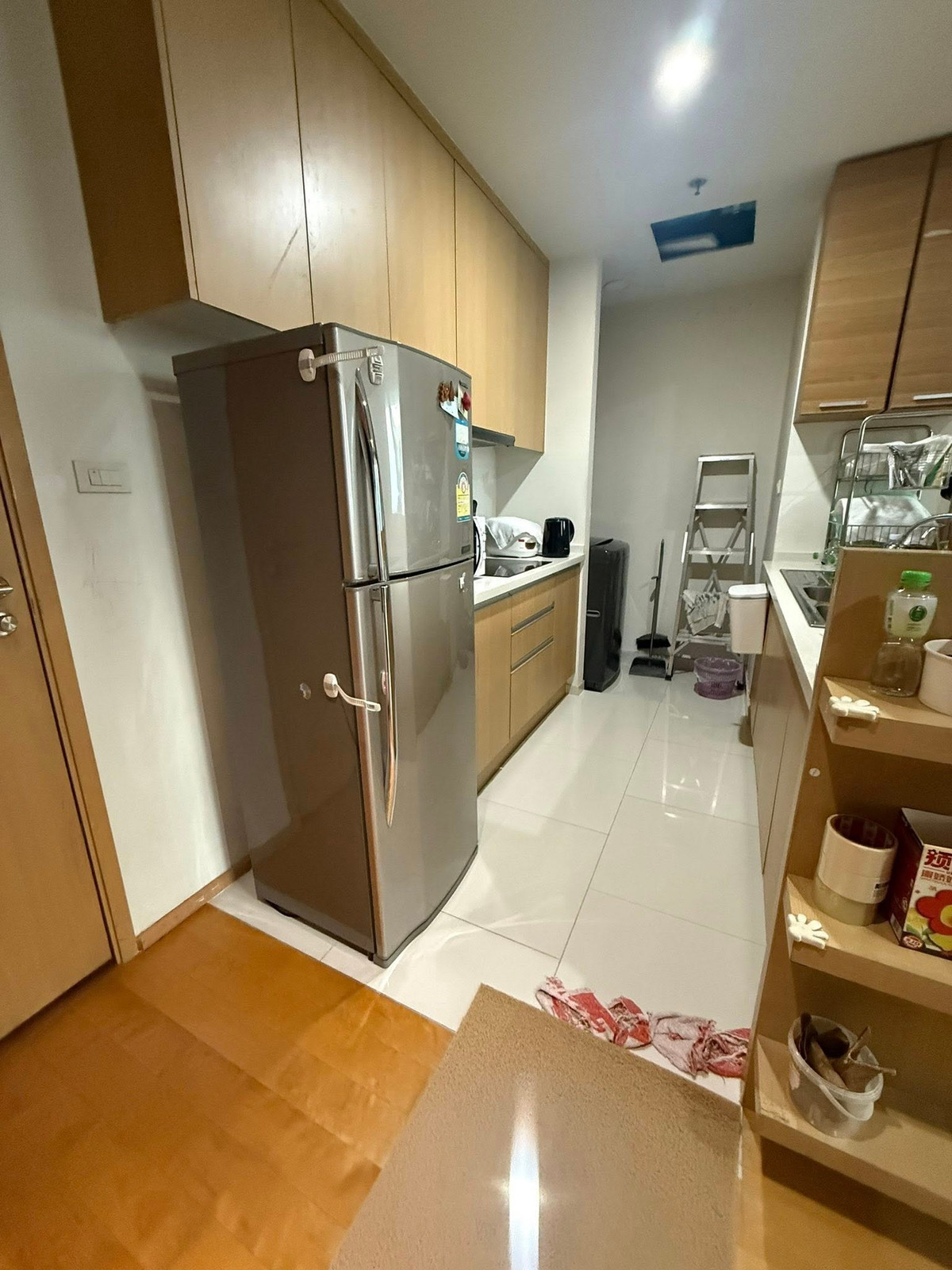 CondoRatchathewi,Phayathai : Villa Rachatewi【𝐒𝐄𝐋𝐋 & 𝐑𝐄𝐍𝐓】🔥Dark-toned room with a cool design, featuring clearly defined furniture in every piece. A cool look with brown and black accents and sleek, minimalist furniture.🔥 Contact Line ID: @hacondo