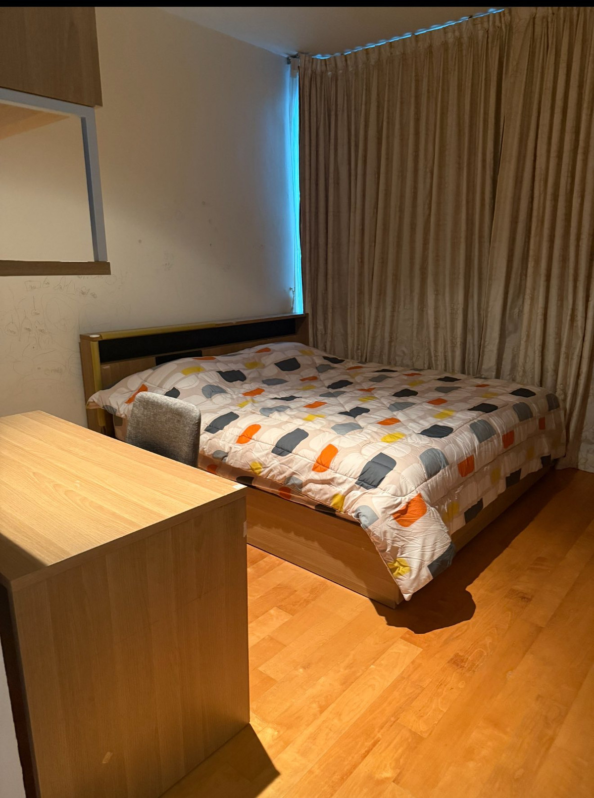 CondoRatchathewi,Phayathai : Villa Rachatewi【𝐒𝐄𝐋𝐋 & 𝐑𝐄𝐍𝐓】🔥Dark-toned room with a cool design, featuring clearly defined furniture in every piece. A cool look with brown and black accents and sleek, minimalist furniture.🔥 Contact Line ID: @hacondo