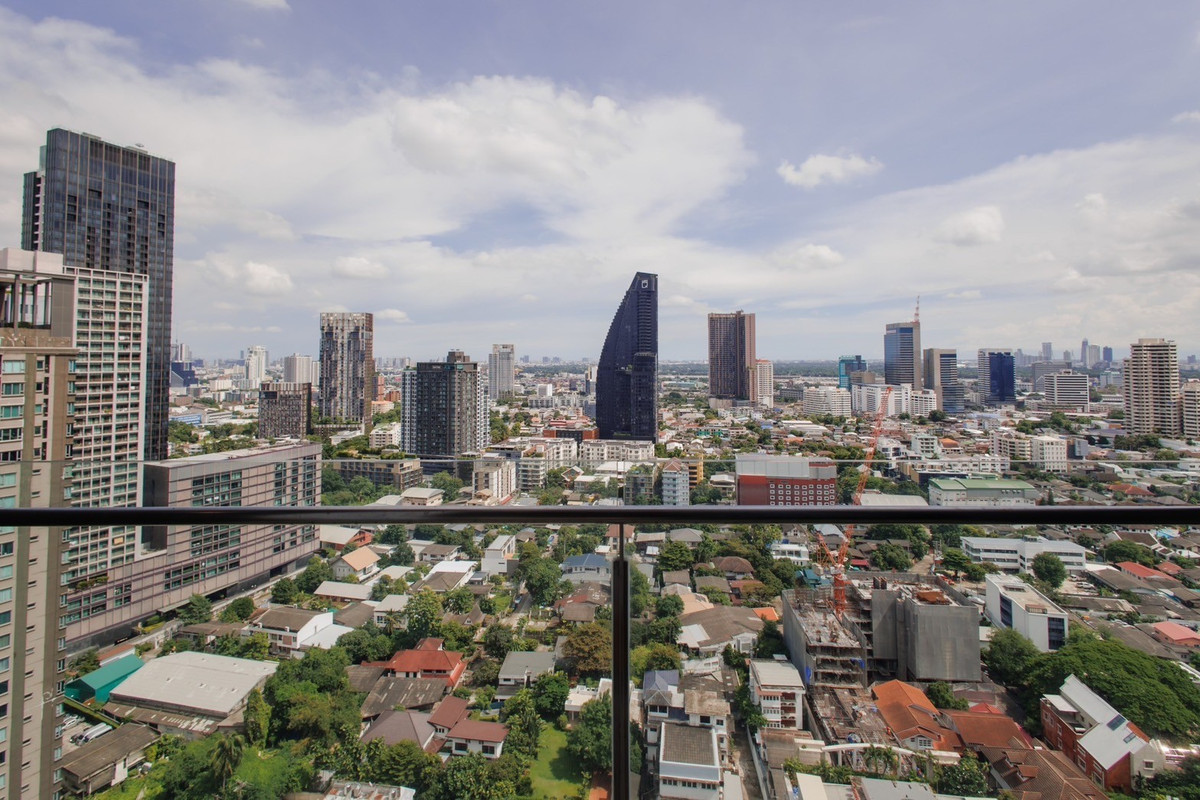 For RentCondoSukhumvit, Asoke, Thonglor : BEATNIQ Sukhumvit 32 High-Floor 2-Bedroom Duplex with Terrace Please call: 062-496-6454