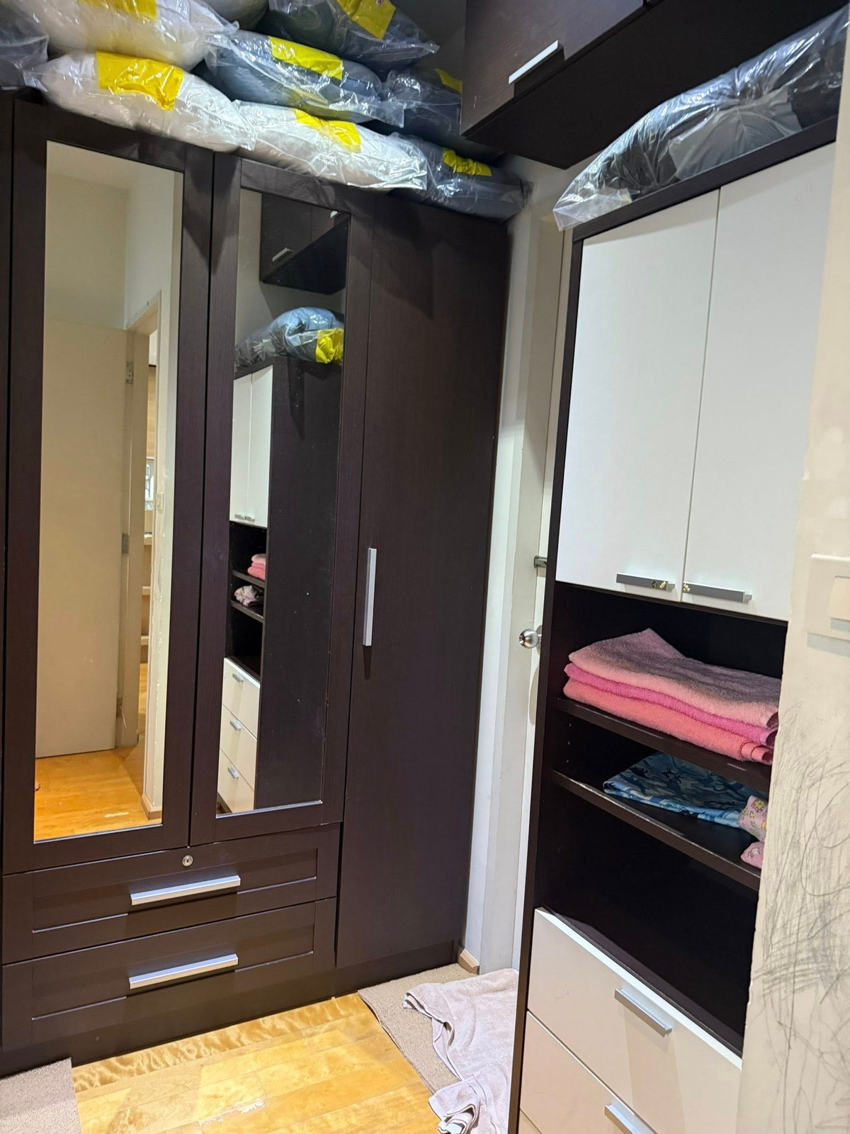 For SaleCondoRatchathewi,Phayathai : Villa Rachatewi【𝐒𝐄𝐋𝐋 & 𝐑𝐄𝐍𝐓】🔥Dark-toned room with a cool design, featuring clearly defined furniture in every piece. A cool look with brown and black accents and sleek, minimalist furniture.🔥 Contact Line ID: @hacondo