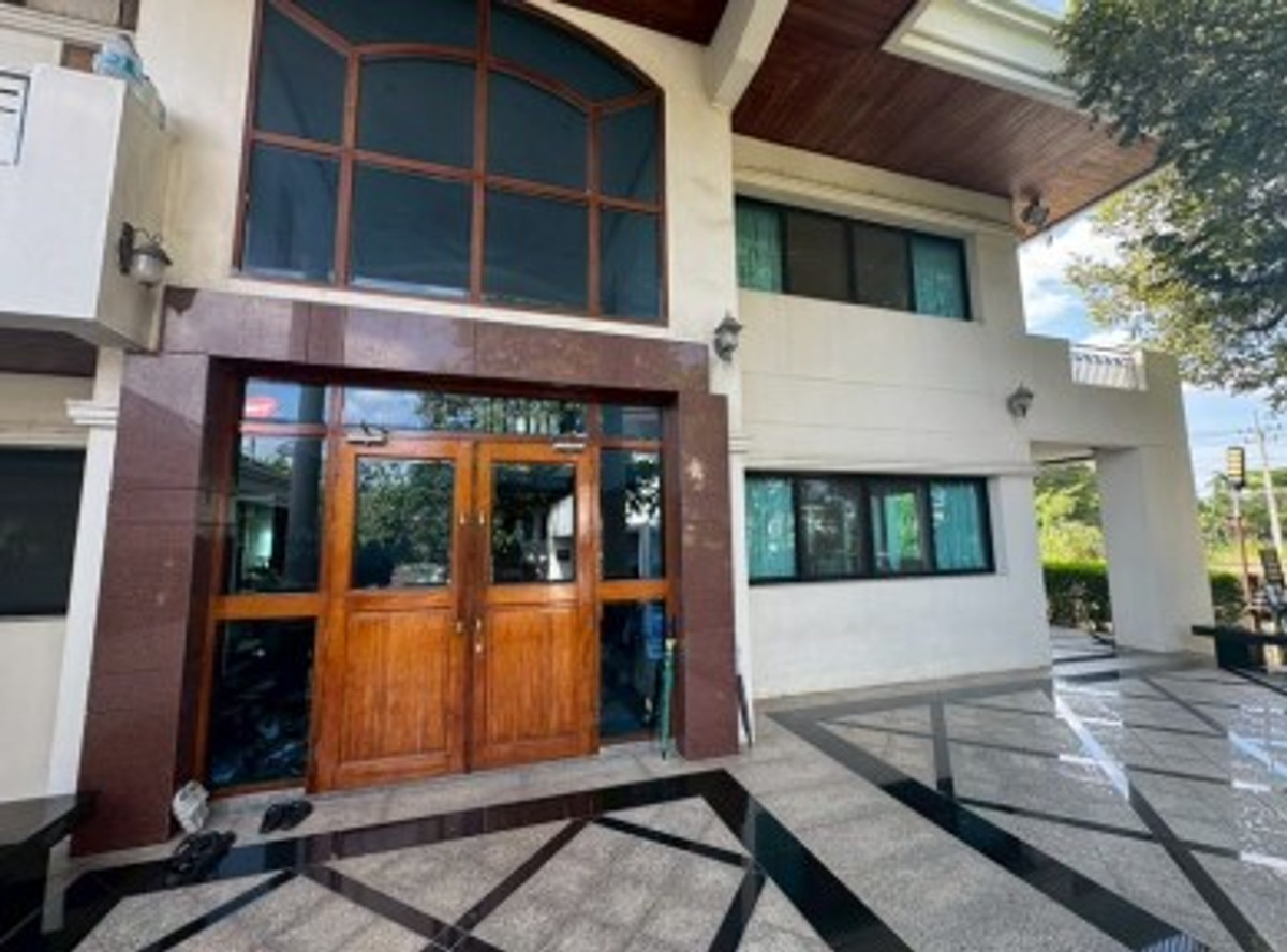 For SaleHousePathum Thani,Rangsit, Thammasat : For sale: 2-storey detached house, area 400 sq m. (1 rai), with 2 other houses and 1 more residence, with parking lot. in the same fence Muang Aek Rangsit, Rangsit University, Pathum Thani