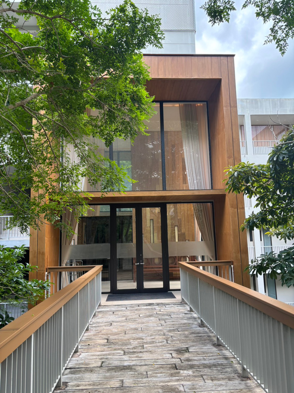 ขายคอนโดปากช่อง เขาใหญ่ : ขายคอนโด สวอนเลคเขาใหญ่ 2 ห้องนอน 2ห้องน้ำ  ที่มีต้นไม้เก่าเเก่รายล้อม ท่ามกลางเขาใหญ่  ซื้อสุขภาพให้คุณเเละคนที่คุณรักเเละห่วงใย 