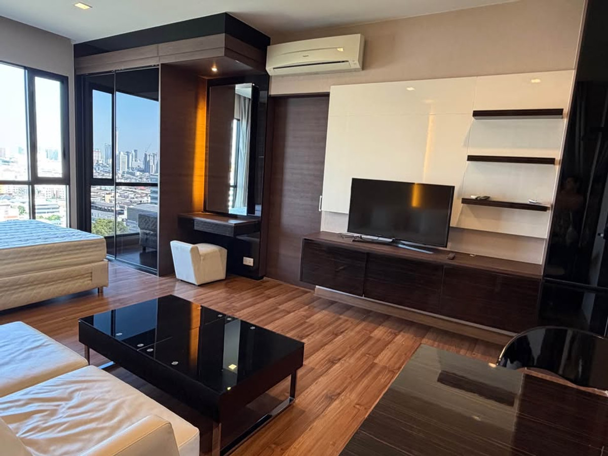 ให้เช่าคอนโดรัชดา ห้วยขวาง : ให้เช่าด่วน 🌈✨  Ivy Ampio ขนาด 34 ตรม. Studio 1 ห้องน้ำ พร้อมอยู่ ชั้นสูงวิวสวย เพียง 21,000 บาท โทร 092-2462653 Donut