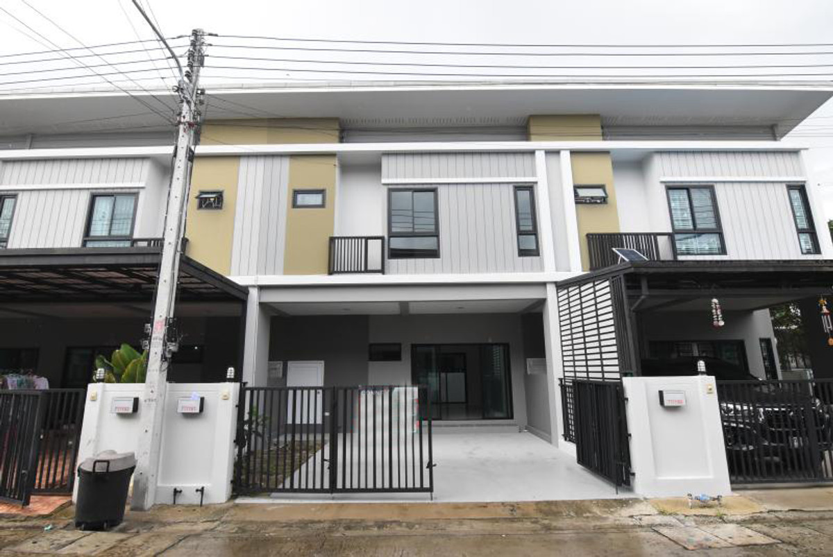 For SaleTownhomePathum Thani,Rangsit, Thammasat : FOR SALE townhome , The Modish Ratchapruek - Kanjanapisek , wide frontage , newly renovated , Khlong Phra Udom , Lat Lum Kaeo , Pathum Thani , CX-53494
