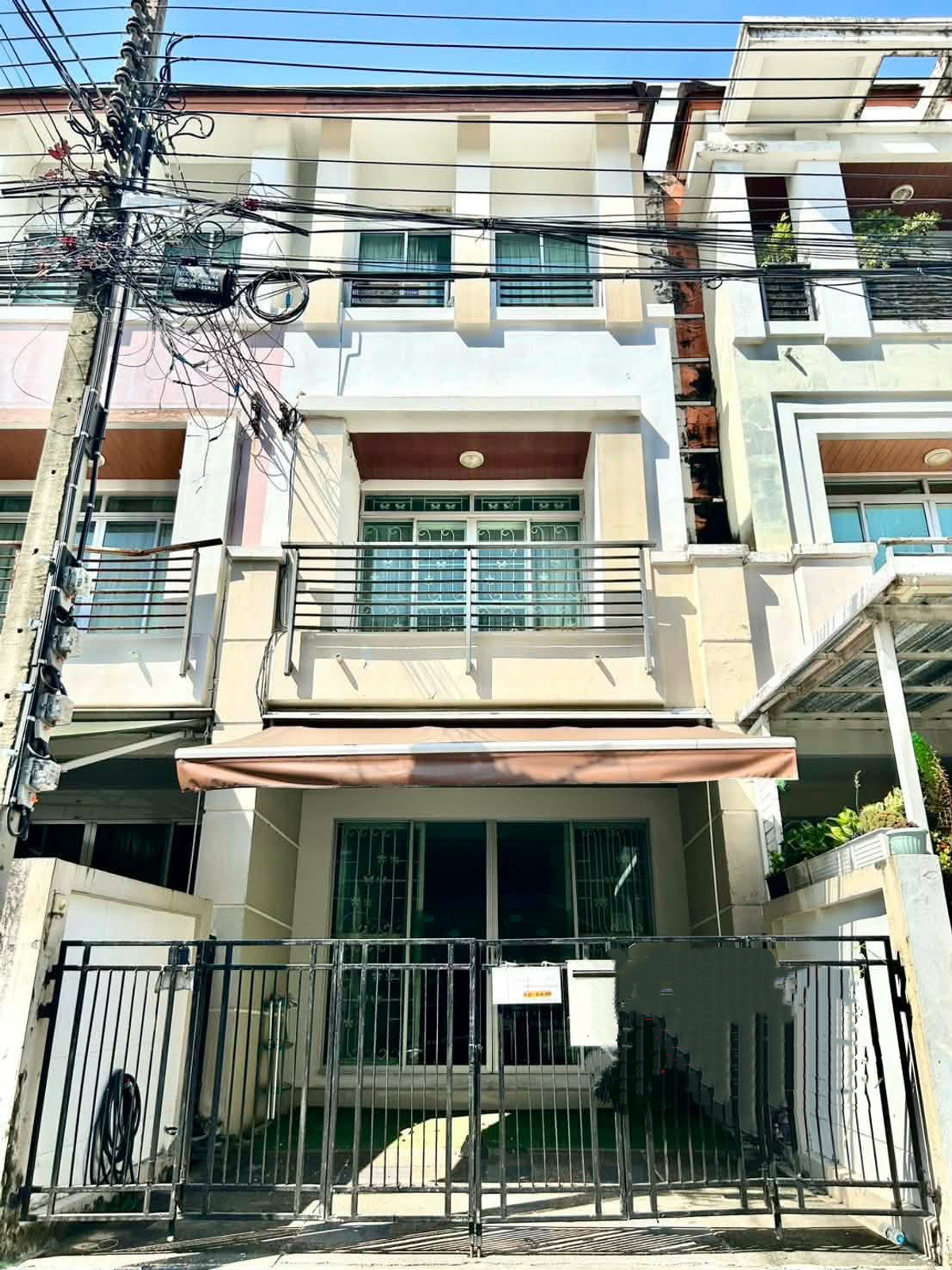 For RentTownhomeRamkhamhaeng, Hua Mak : Townhome for rent, Baan Klang Muang, The Paris, Soi Krungthep Kreetha 7, near the expressway and AirportLink Hua Mak Station.