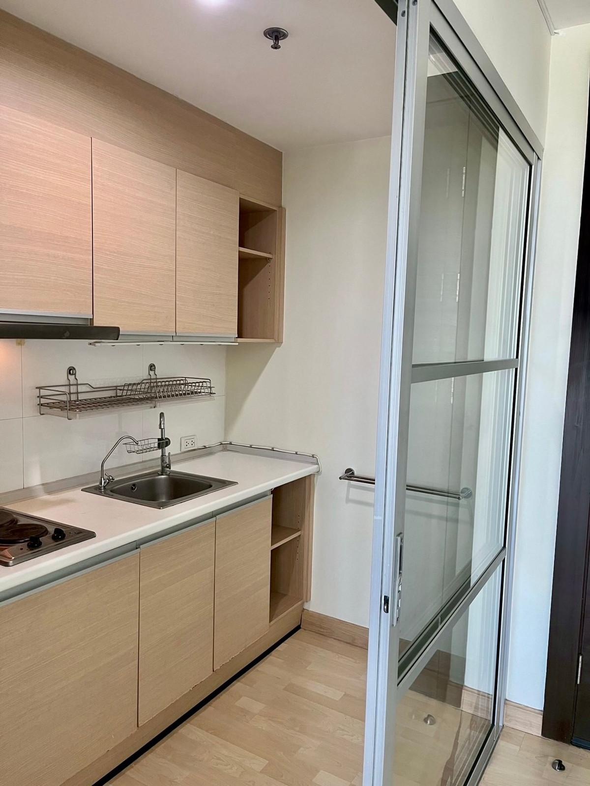 For RentCondoRatchadapisek, Huaikwang, Suttisan : Ready to move in, great price - Rhythm Ratchada, corner room, high floor, next to MRT Ratchada 0 meters - only 17K/month.