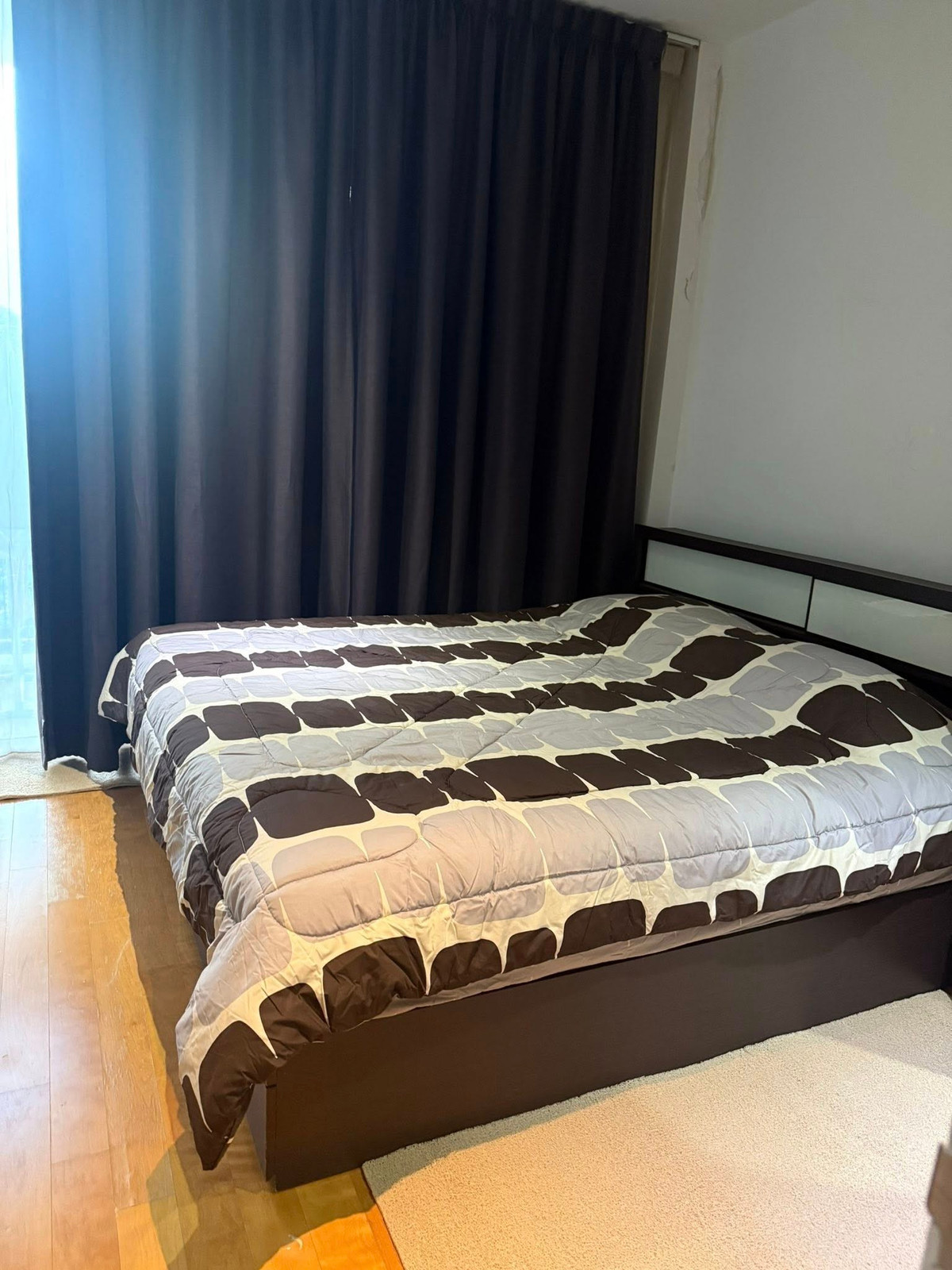 For SaleCondoRatchathewi,Phayathai : Villa Rachatewi【𝐒𝐄𝐋𝐋 & 𝐑𝐄𝐍𝐓】🔥Dark-toned room with a cool design, featuring clearly defined furniture in every piece. A cool look with brown and black accents and sleek, minimalist furniture.🔥 Contact Line ID: @hacondo