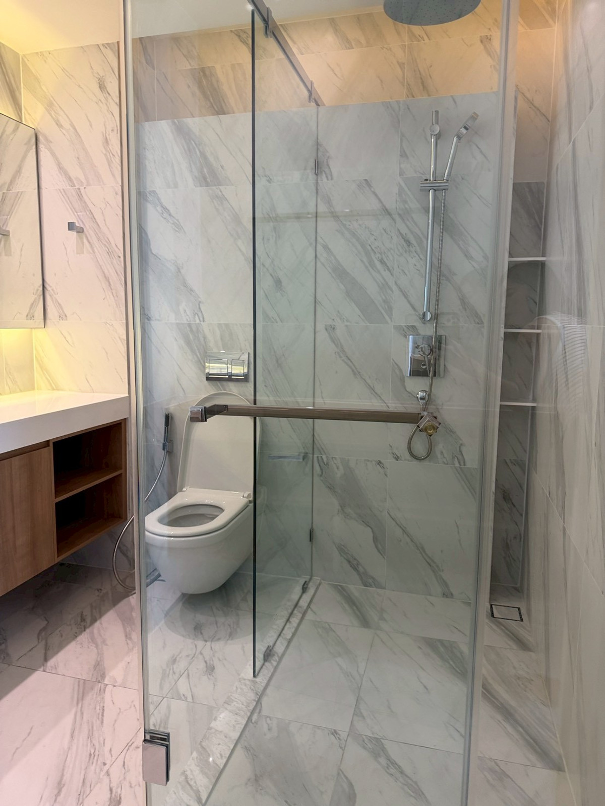 For RentCondoSukhumvit, Asoke, Thonglor : Condo Muniq Sukhumvit 23, convenient travel, near BTS, there is a shuttle, beautiful room, fully furnished, ready to move in!!