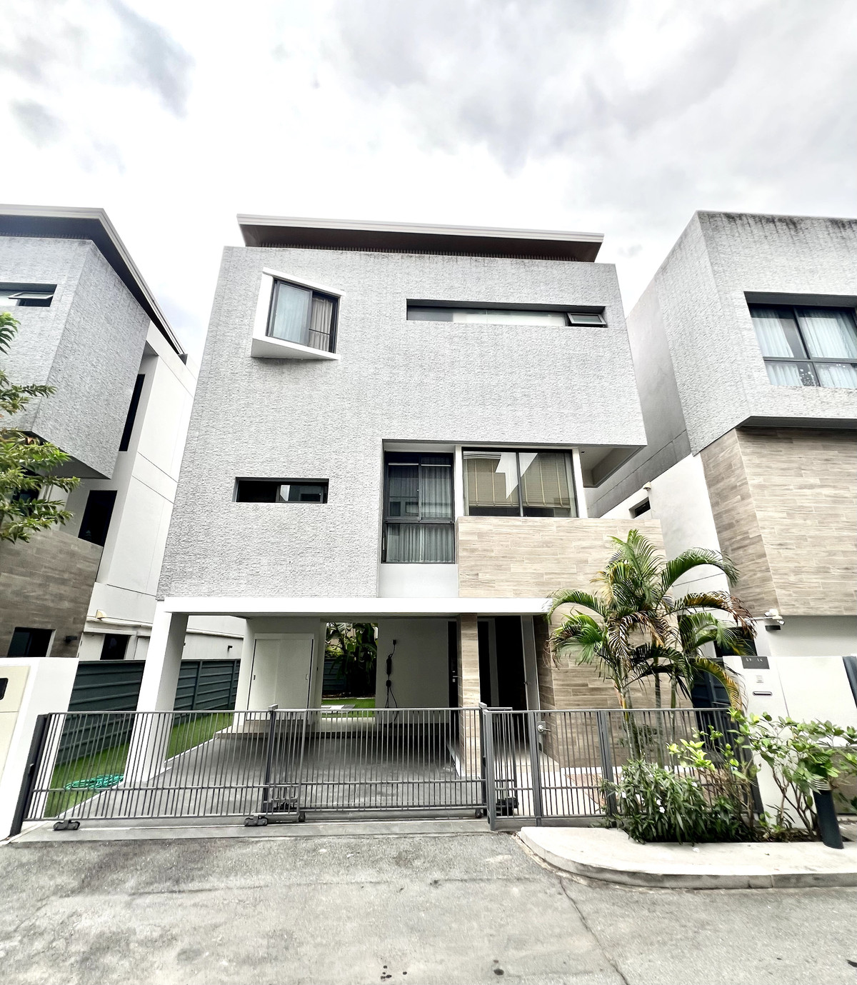 For RentHouseRama9, Petchburi, RCA : Single house for rent, Parc Priva, luxury project, 3 floors, 4 bedrooms, near Central Rama 9.