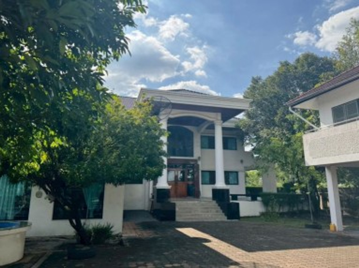 ขายบ้านปทุมธานี รังสิต ธรรมศาสตร์ : ขาย บ้านเดี่ยว 2 ชั้น เนื้อที่ 400 ตรว.(1 ไร่) พร้อมบ้านอีก 2 หลัง และที่พักอีก 1 หลัง พร้อมลานจอดรถ ในรั้วเดียวกัน เมืองเอกรังสิต ม.รังสิต ปทุมธานี