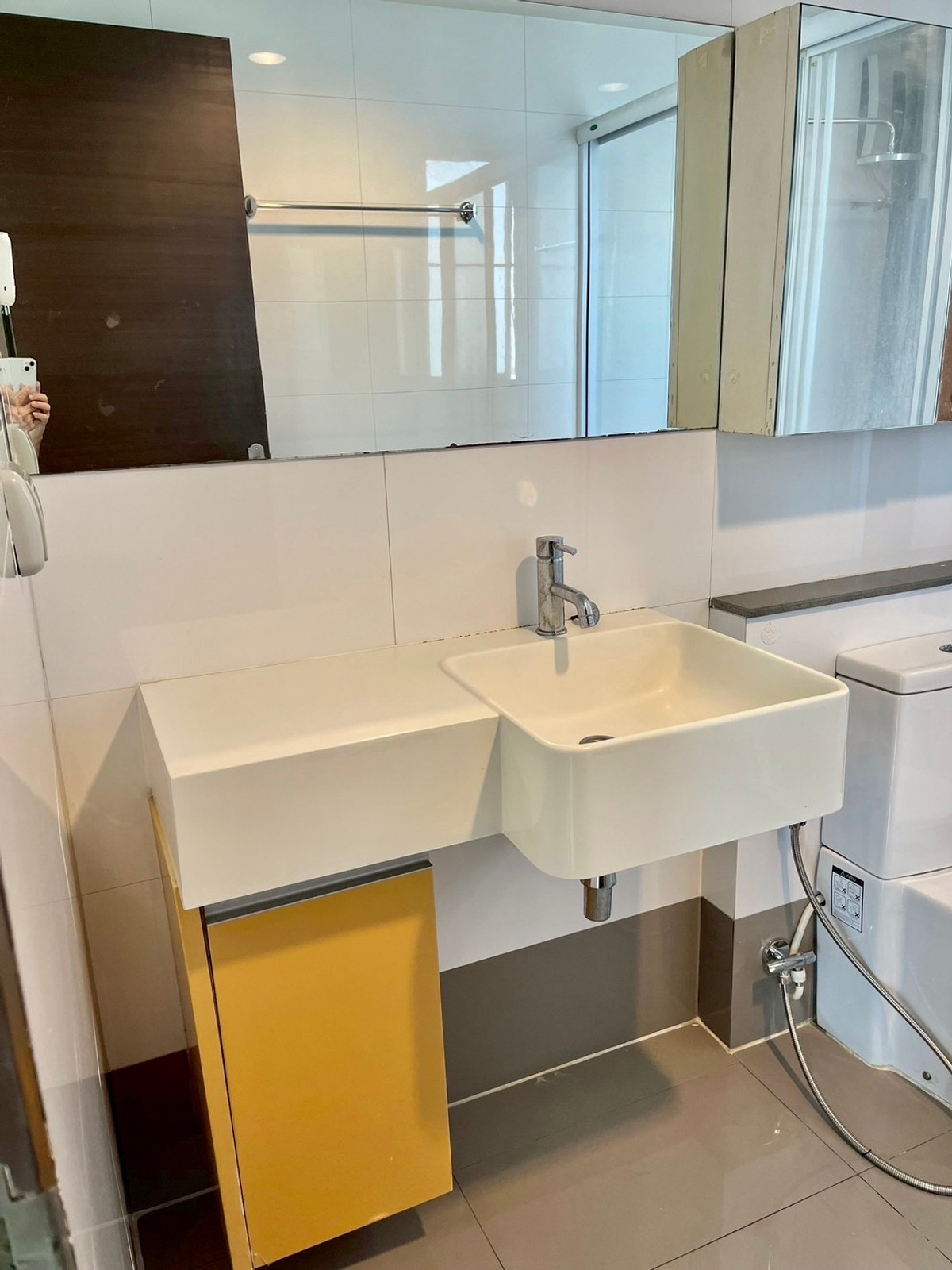For RentCondoRatchadapisek, Huaikwang, Suttisan : Ready to move in, great price - Rhythm Ratchada, corner room, high floor, next to MRT Ratchada 0 meters - only 17K/month.