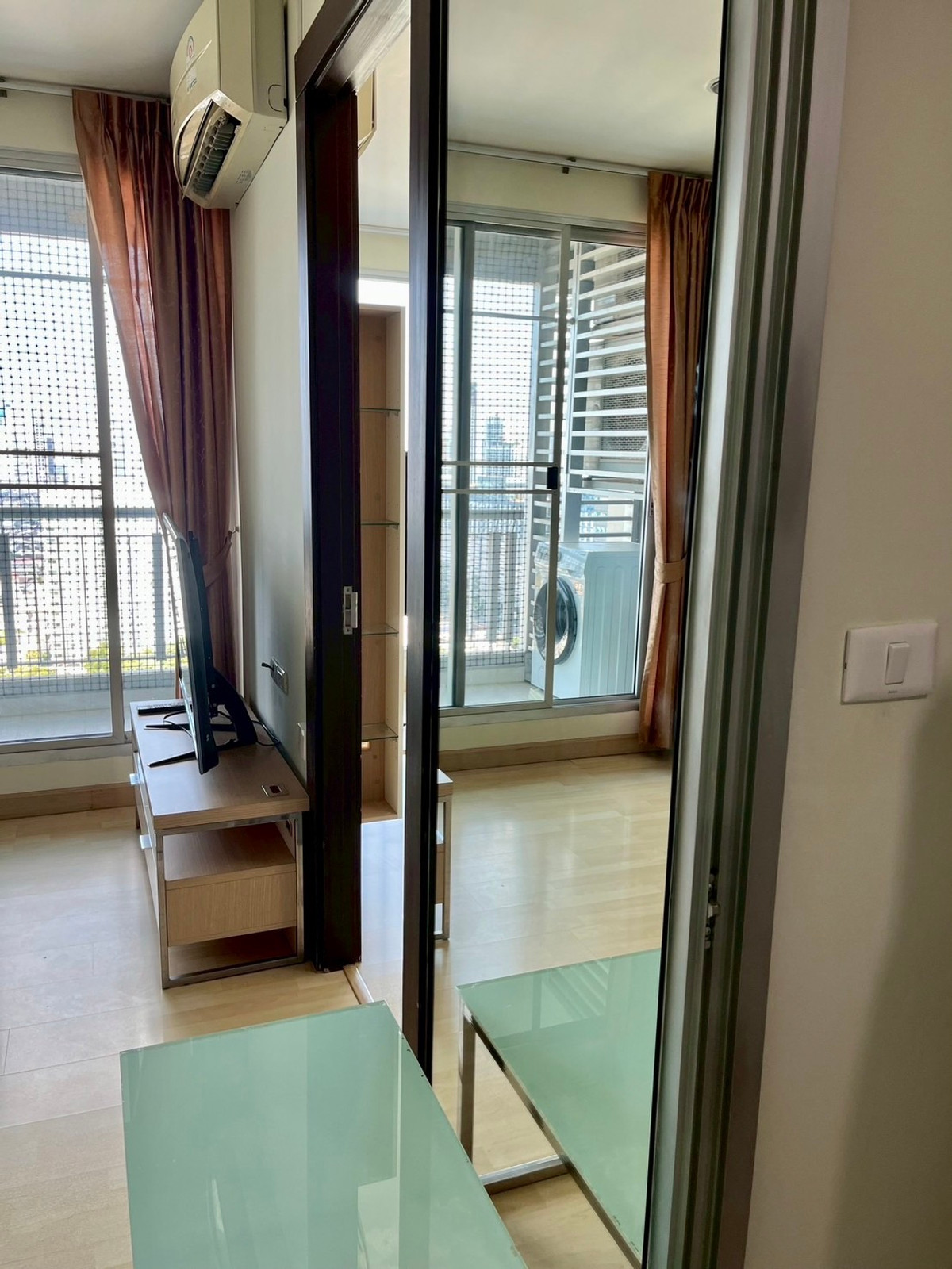 For RentCondoRatchadapisek, Huaikwang, Suttisan : Ready to move in, great price - Rhythm Ratchada, corner room, high floor, next to MRT Ratchada 0 meters - only 17K/month.