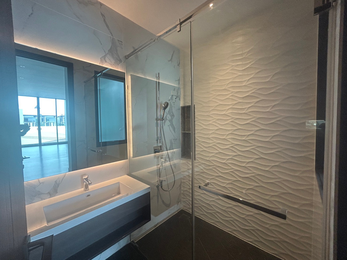 ขายบ้านเลียบทางด่วนรามอินทรา : ขายบ้านเดี่ยวบูก้าน โยธินพัฒนา 3 ชั้น 112.80 วา พื้นที่ใช้สอย 737 ตรม.  พร้อมสระว่ายน้ำ เเละลิฟท์โดยสาร