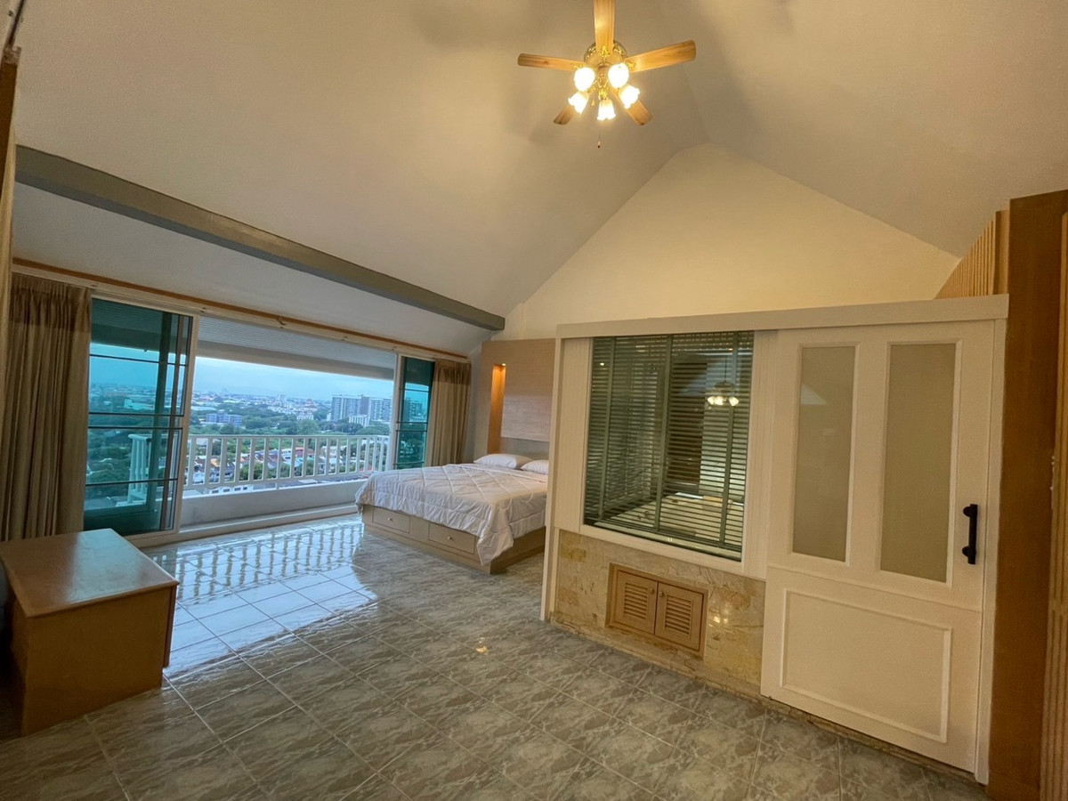 For RentCondoChiang Mai : A spacious corner penthouse with stunning mountain views for rent.  