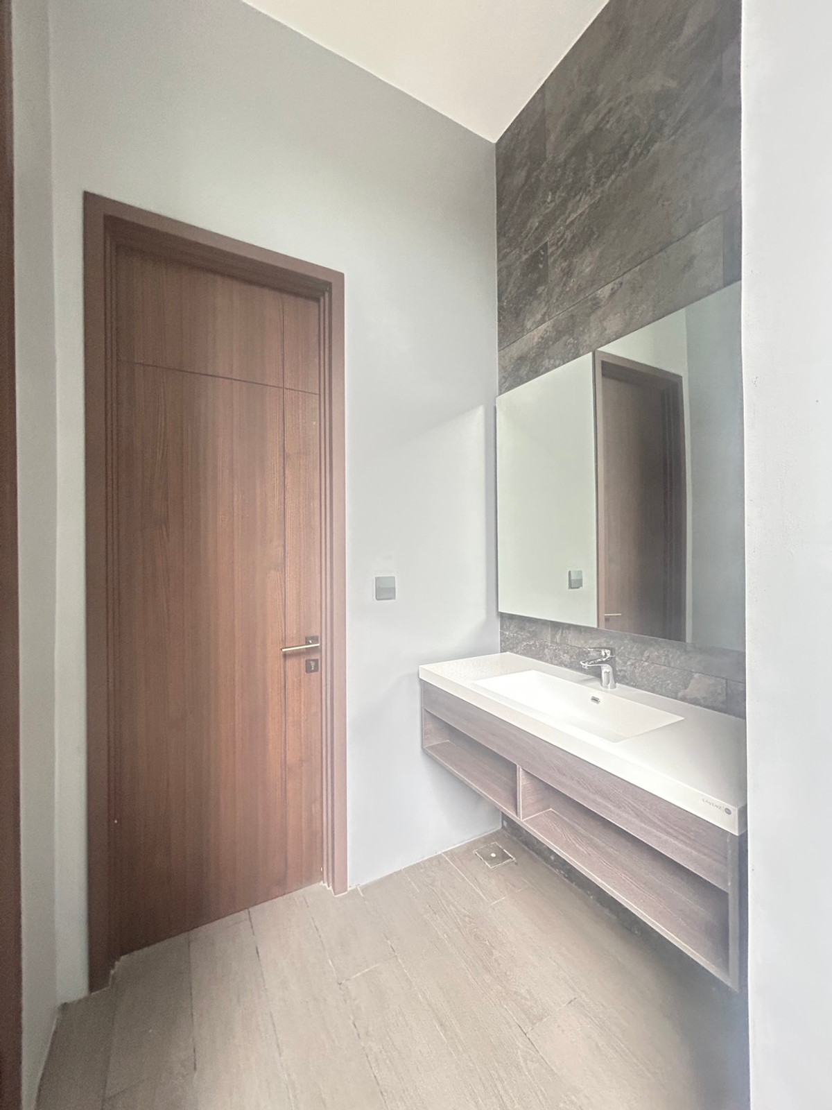 ขายบ้านเลียบทางด่วนรามอินทรา : ขายบ้านเดี่ยวบูก้าน โยธินพัฒนา 3 ชั้น 112.80 วา พื้นที่ใช้สอย 737 ตรม.  พร้อมสระว่ายน้ำ เเละลิฟท์โดยสาร