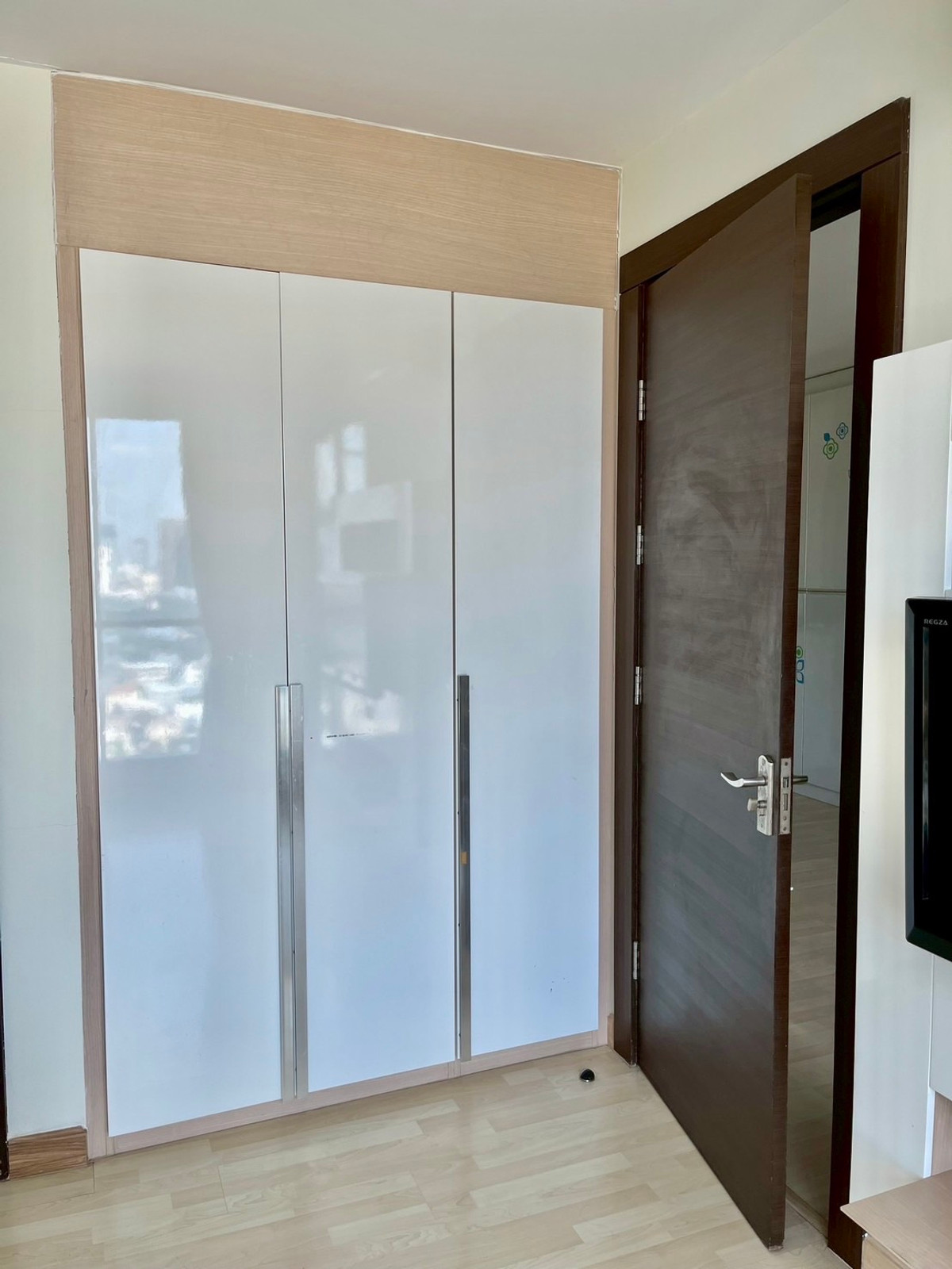 For RentCondoRatchadapisek, Huaikwang, Suttisan : Ready to move in, great price - Rhythm Ratchada, corner room, high floor, next to MRT Ratchada 0 meters - only 17K/month.