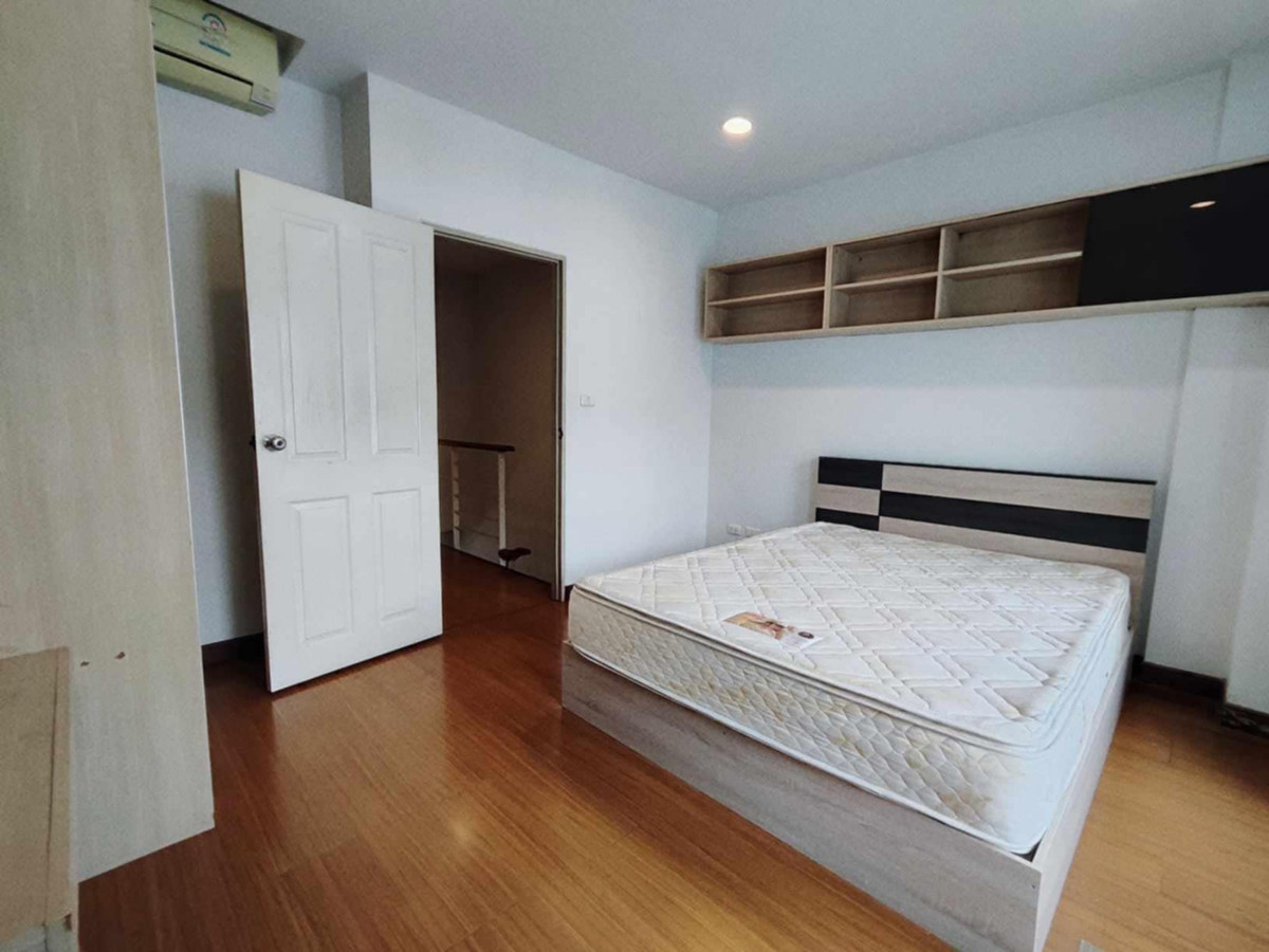 For RentTownhomePattanakan, Srinakarin : House for rent in the middle of the city, The Paris, Soi Krungthep Kreetha 7.