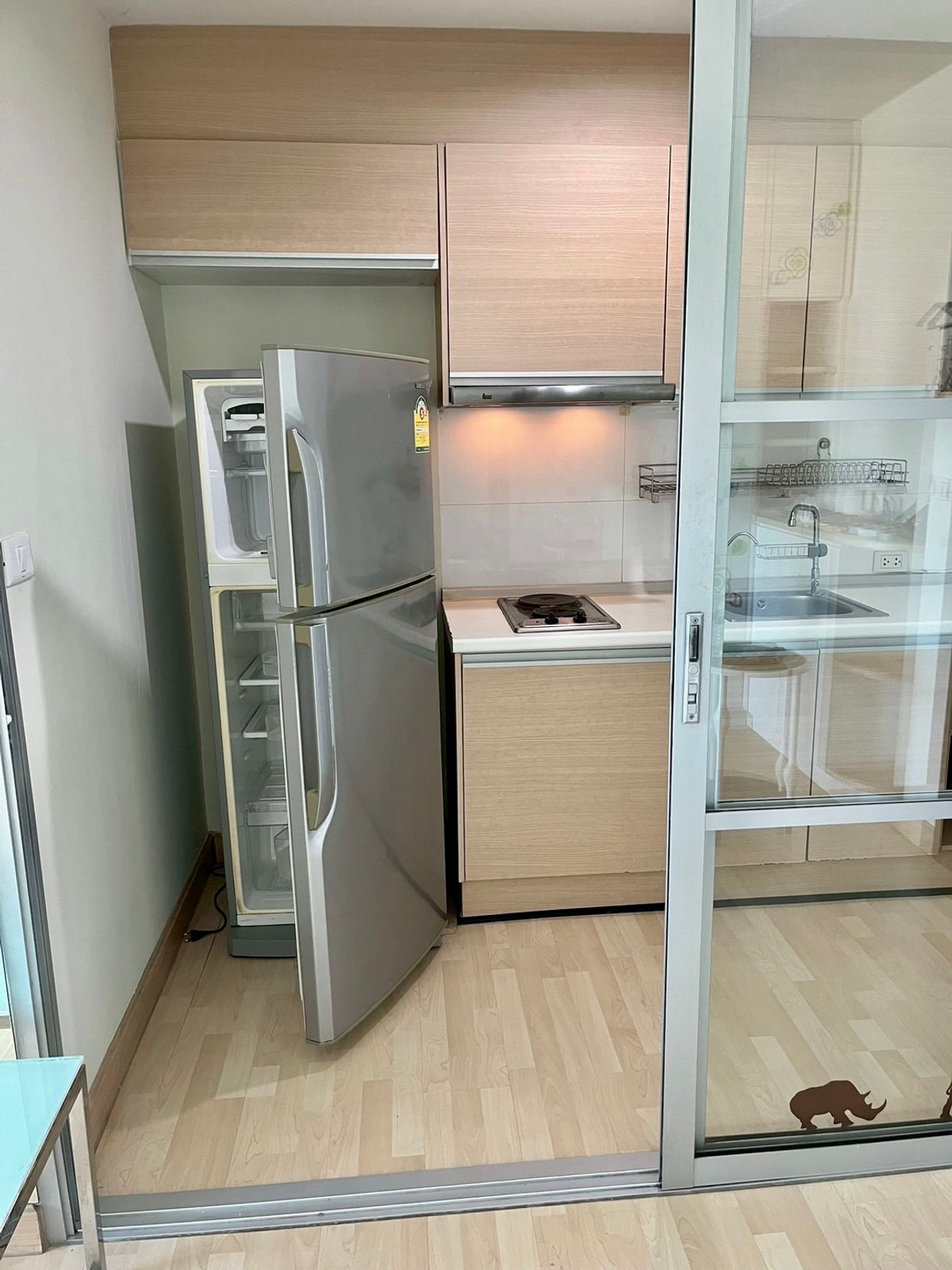 For RentCondoRatchadapisek, Huaikwang, Suttisan : Ready to move in, great price - Rhythm Ratchada, corner room, high floor, next to MRT Ratchada 0 meters - only 17K/month.