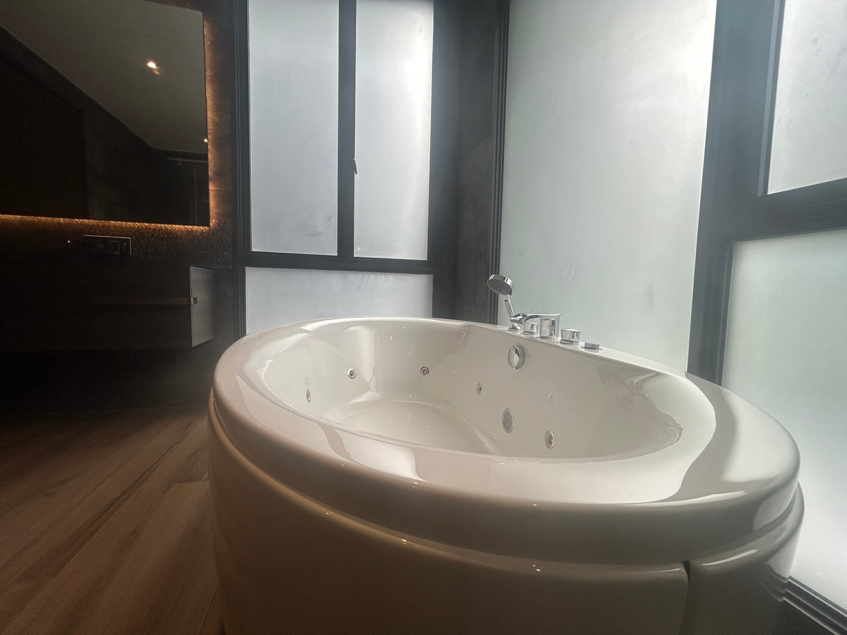 ขายบ้านเลียบทางด่วนรามอินทรา : ขายบ้านเดี่ยวบูก้าน โยธินพัฒนา 3 ชั้น 112.80 วา พื้นที่ใช้สอย 737 ตรม.  พร้อมสระว่ายน้ำ เเละลิฟท์โดยสาร