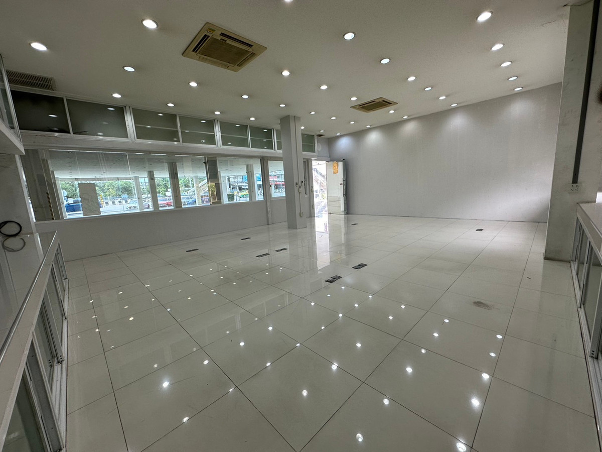 For RentShowroomSamut Prakan,Samrong : For rent Showroom near Suvarnaphumi airport!🎈 total area of 2,100 sq.m. ready for immediate lease.