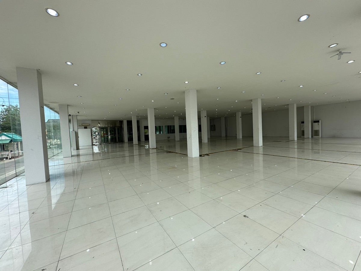 For RentShowroomSamut Prakan,Samrong : For rent Showroom near Suvarnaphumi airport!🎈 total area of 2,100 sq.m. ready for immediate lease.