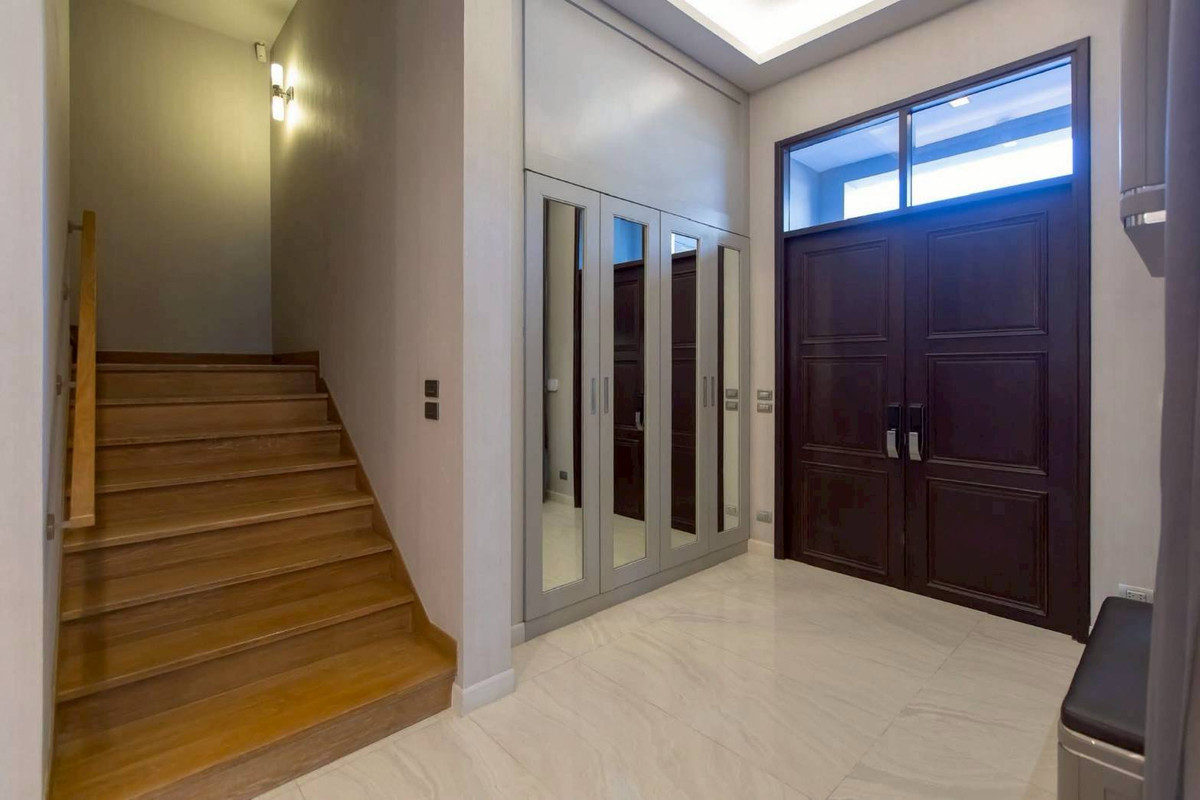 For RentHouseKaset Nawamin,Ladplakao : Artale Ekkamai–Ramintra Fully Furnished 3-Storey Detached Home in Prime City Location Please call: 062-496-6454