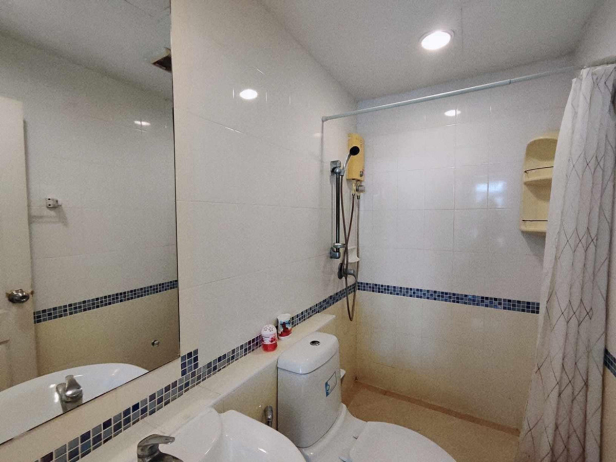 For RentTownhomePattanakan, Srinakarin : House for rent in the middle of the city, The Paris, Soi Krungthep Kreetha 7.