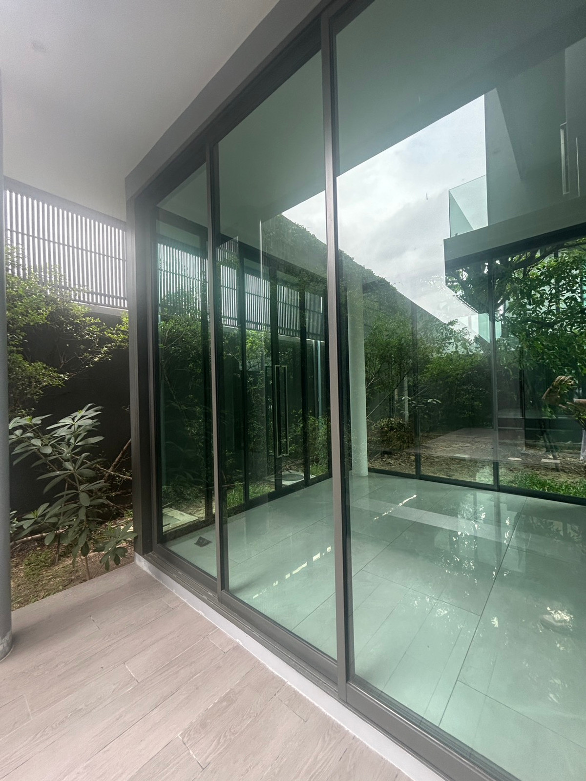 ขายบ้านเลียบทางด่วนรามอินทรา : ขายบ้านเดี่ยวบูก้าน โยธินพัฒนา 3 ชั้น 112.80 วา พื้นที่ใช้สอย 737 ตรม.  พร้อมสระว่ายน้ำ เเละลิฟท์โดยสาร