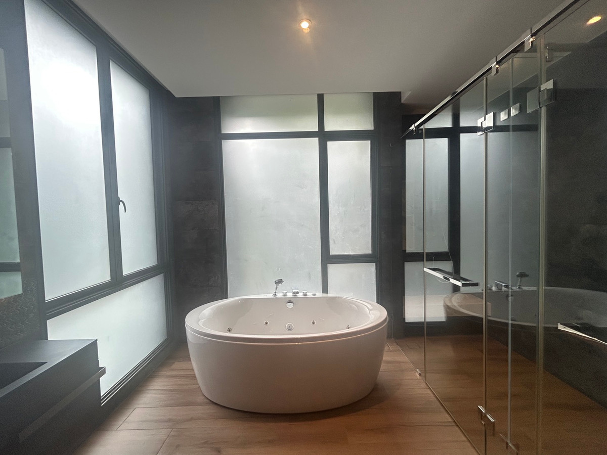 ขายบ้านเลียบทางด่วนรามอินทรา : ขายบ้านเดี่ยวบูก้าน โยธินพัฒนา 3 ชั้น 112.80 วา พื้นที่ใช้สอย 737 ตรม.  พร้อมสระว่ายน้ำ เเละลิฟท์โดยสาร