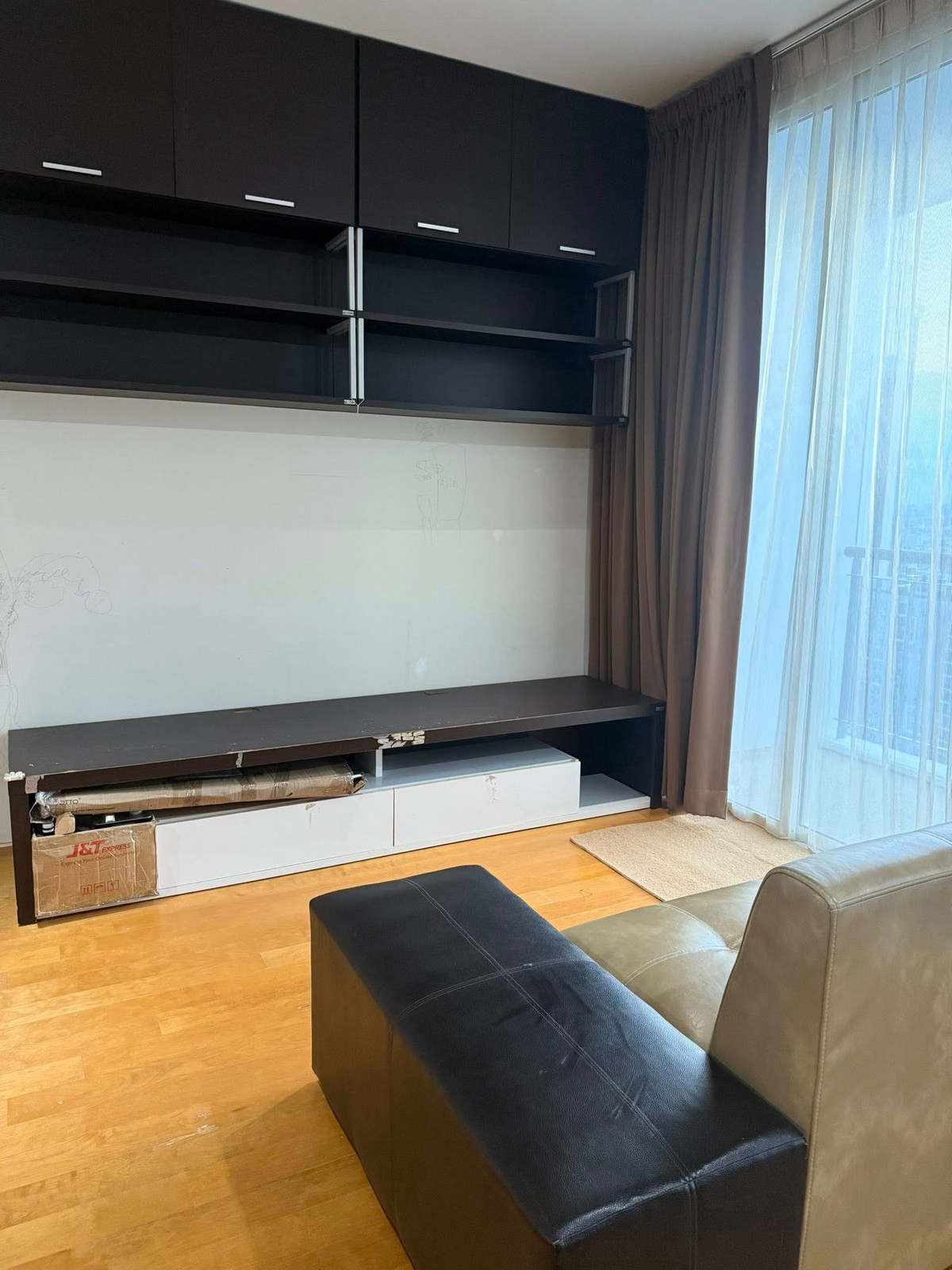 CondoRatchathewi,Phayathai : Villa Rachatewi【𝐒𝐄𝐋𝐋 & 𝐑𝐄𝐍𝐓】🔥Dark-toned room with a cool design, featuring clearly defined furniture in every piece. A cool look with brown and black accents and sleek, minimalist furniture.🔥 Contact Line ID: @hacondo