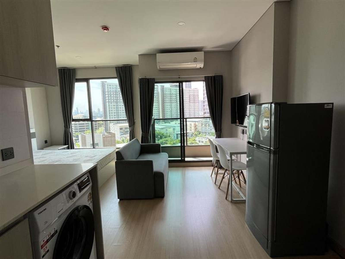 For RentCondoKasetsart, Ratchayothin : The owner rents out a new room, good direction, washing machine. Complete appliances, complete furniture