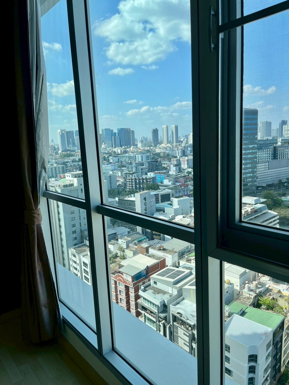 For RentCondoRatchadapisek, Huaikwang, Suttisan : Ready to move in, great price - Rhythm Ratchada, corner room, high floor, next to MRT Ratchada 0 meters - only 17K/month.
