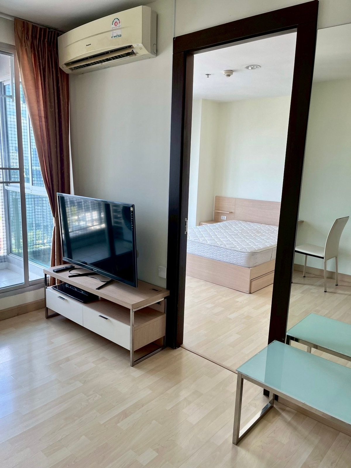 For RentCondoRatchadapisek, Huaikwang, Suttisan : Ready to move in, great price - Rhythm Ratchada, corner room, high floor, next to MRT Ratchada 0 meters - only 17K/month.