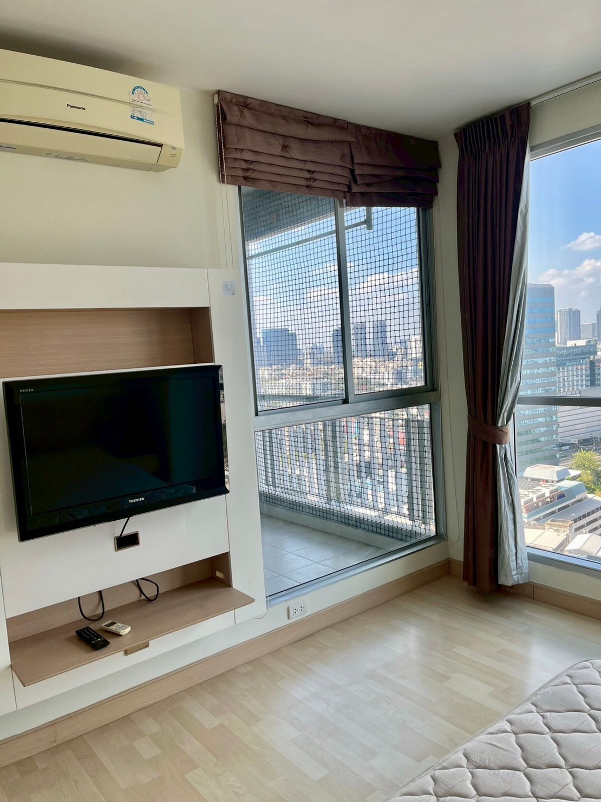 For RentCondoRatchadapisek, Huaikwang, Suttisan : Ready to move in, great price - Rhythm Ratchada, corner room, high floor, next to MRT Ratchada 0 meters - only 17K/month.