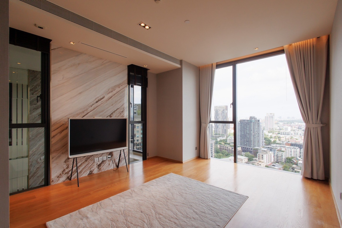 For RentCondoSukhumvit, Asoke, Thonglor : BEATNIQ Sukhumvit 32 High-Floor 2-Bedroom Duplex with Terrace Please call: 062-496-6454