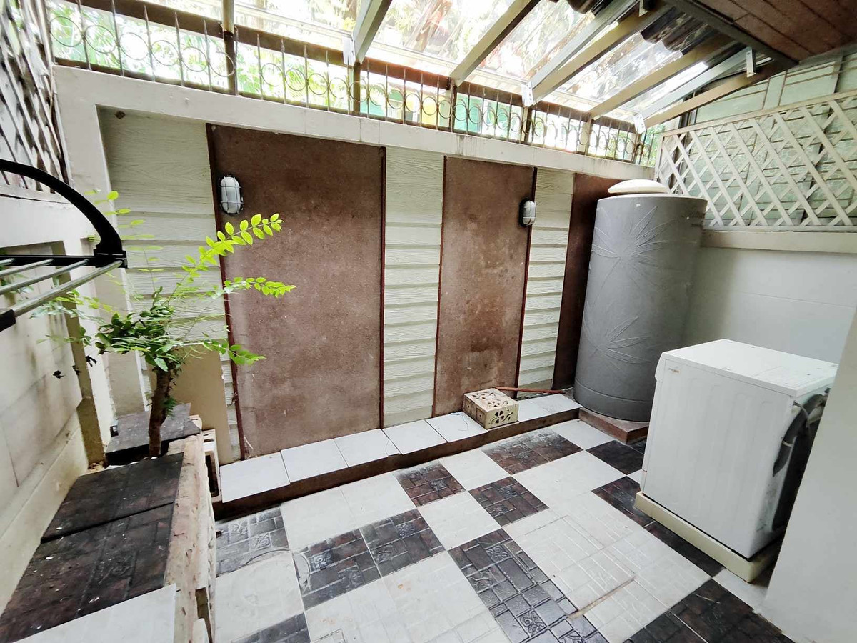 For RentTownhomePattanakan, Srinakarin : House for rent in the middle of the city, The Paris, Soi Krungthep Kreetha 7.