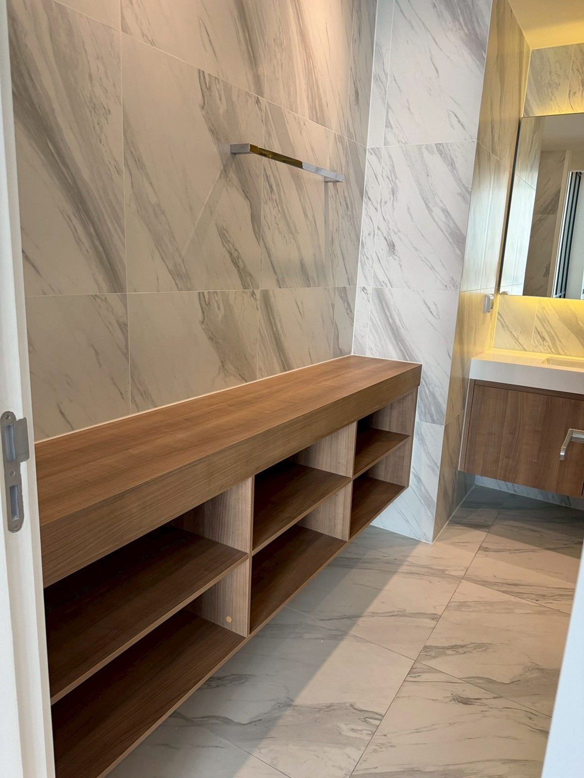 For RentCondoSukhumvit, Asoke, Thonglor : Condo Muniq Sukhumvit 23, convenient travel, near BTS, there is a shuttle, beautiful room, fully furnished, ready to move in!!