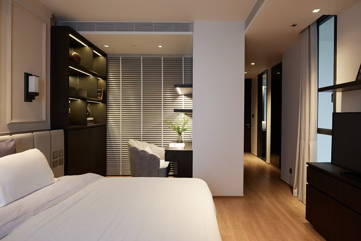 For RentCondoSukhumvit, Asoke, Thonglor : BEATNIQ Sukhumvit 32 High-Floor 2-Bedroom Duplex with Balcony Please call: 062-496-6454