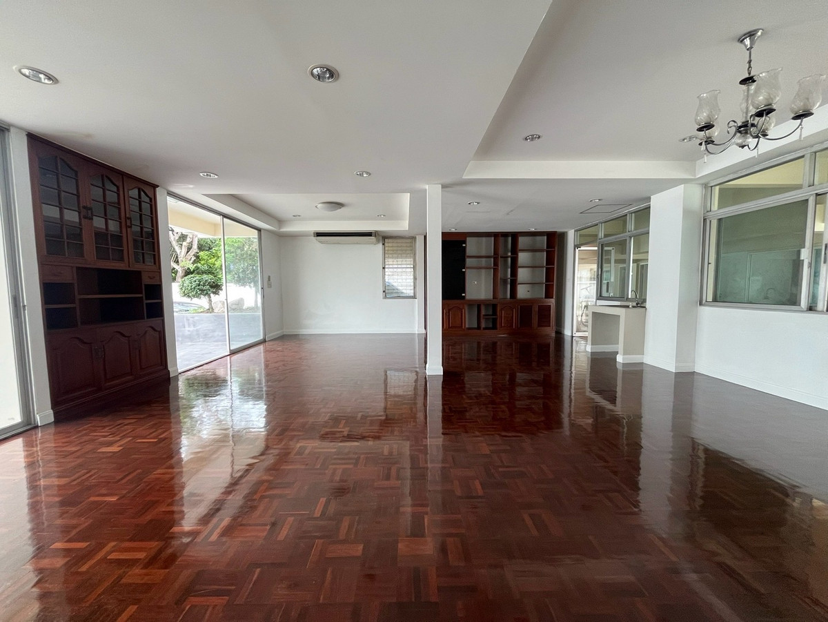 For RentHome OfficePattanakan, Srinakarin : For rent: detached house, home office, Pattanakarn, parking for 10 cars, can be rented for business, offices, offices, and studios.