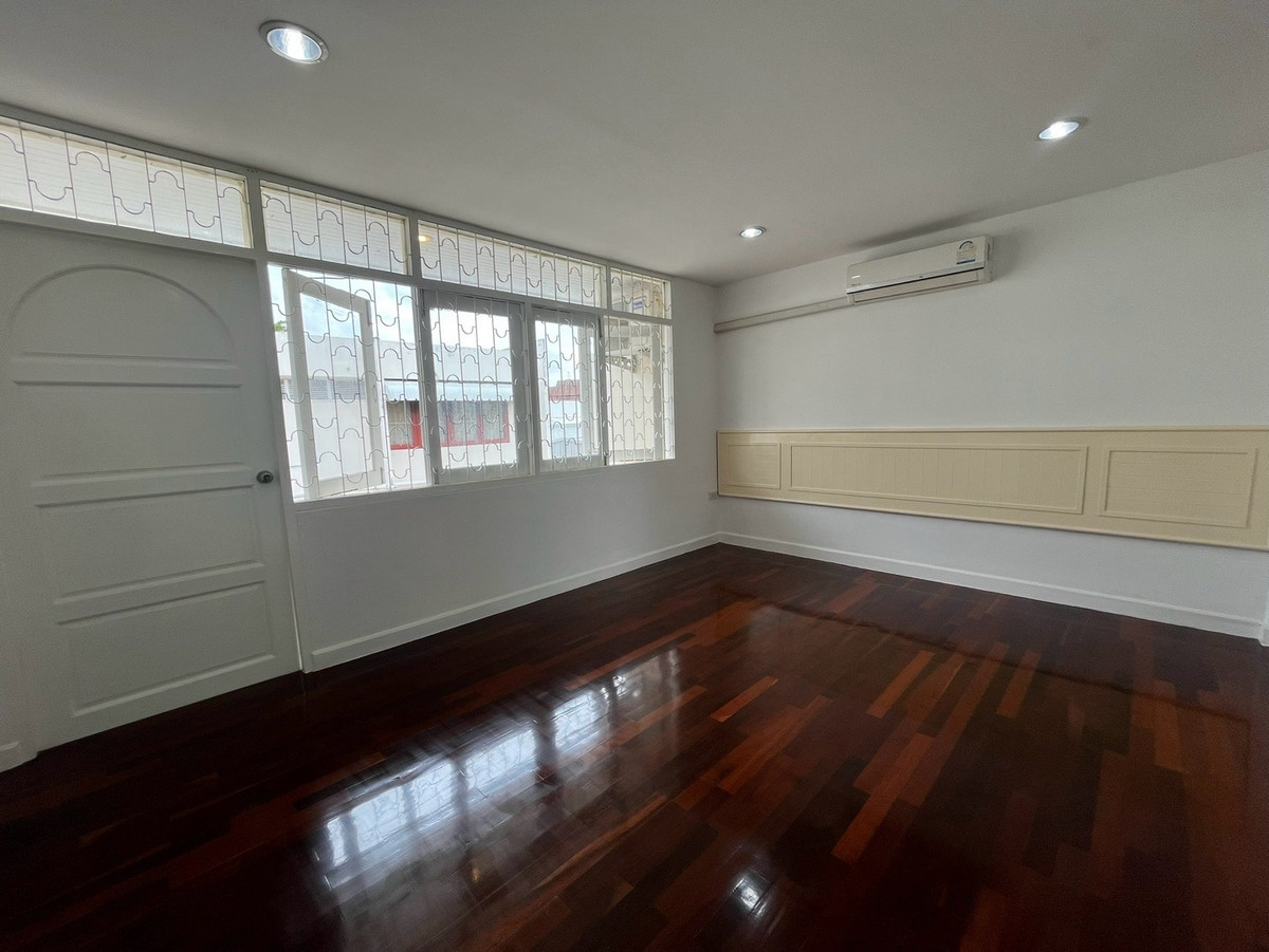 For RentHome OfficePattanakan, Srinakarin : For rent: detached house, home office, Pattanakarn, parking for 10 cars, can be rented for business, offices, offices, and studios.