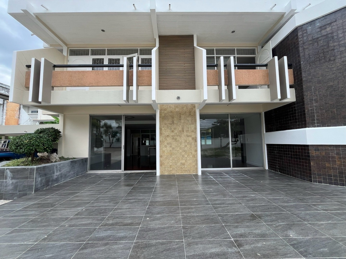 For RentHome OfficePattanakan, Srinakarin : For rent: detached house, home office, Pattanakarn, parking for 10 cars, can be rented for business, offices, offices, and studios.