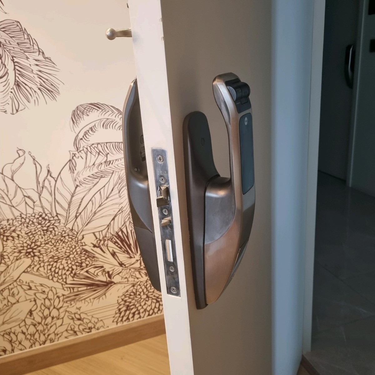 CondoRamkhamhaeng, Hua Mak : Yoo Charoen Resident Town in Town Ramkhamhaeng, along the expressway, 2 bedrooms, beautifully decorated, luxury furniture, famous brand, selling cheap for 6 million, if interested contact us line goodasset