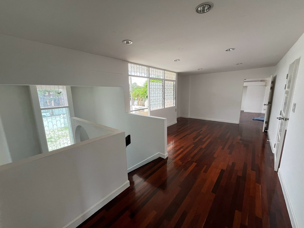 For RentHome OfficePattanakan, Srinakarin : For rent: detached house, home office, Pattanakarn, parking for 10 cars, can be rented for business, offices, offices, and studios.