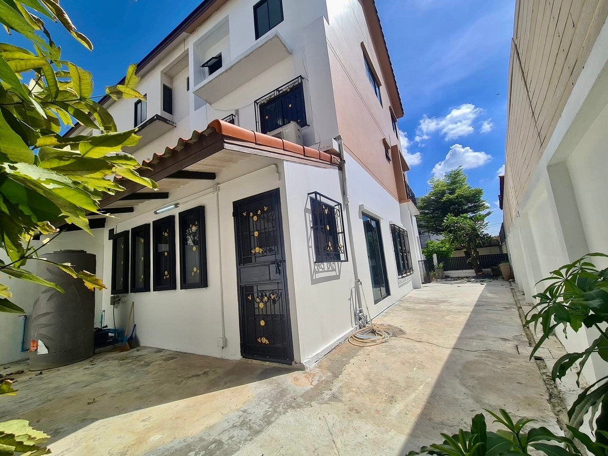 ให้เช่าทาวน์โฮมพัฒนาการ ศรีนครินทร์ : ทาวน์โฮมหลังมุม 3 ชั้น อารมณ์บ้านเดี่ยว ทำเลพระราม 9 – หัวหมาก พื้นที่กว้าง เป็นส่วนตัว พร้อมอยู่ (Pet Friendly)