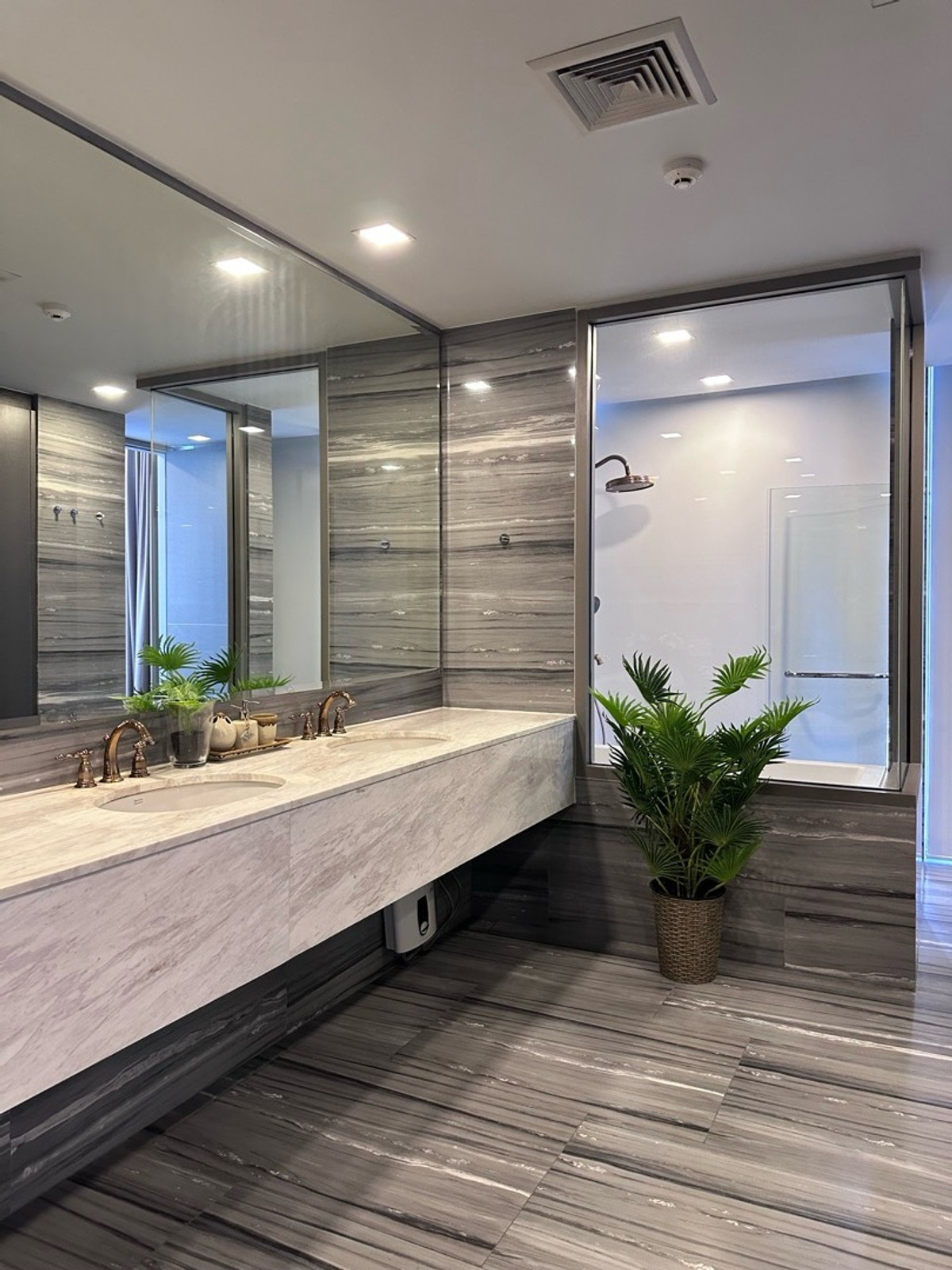 คอนโดสุขุมวิท อโศก ทองหล่อ : 3 ห้องนอน 3 ที่จอดรถ | Pet Friendly | Rent&Sell | พร้อมอยู่ - 082-4499822