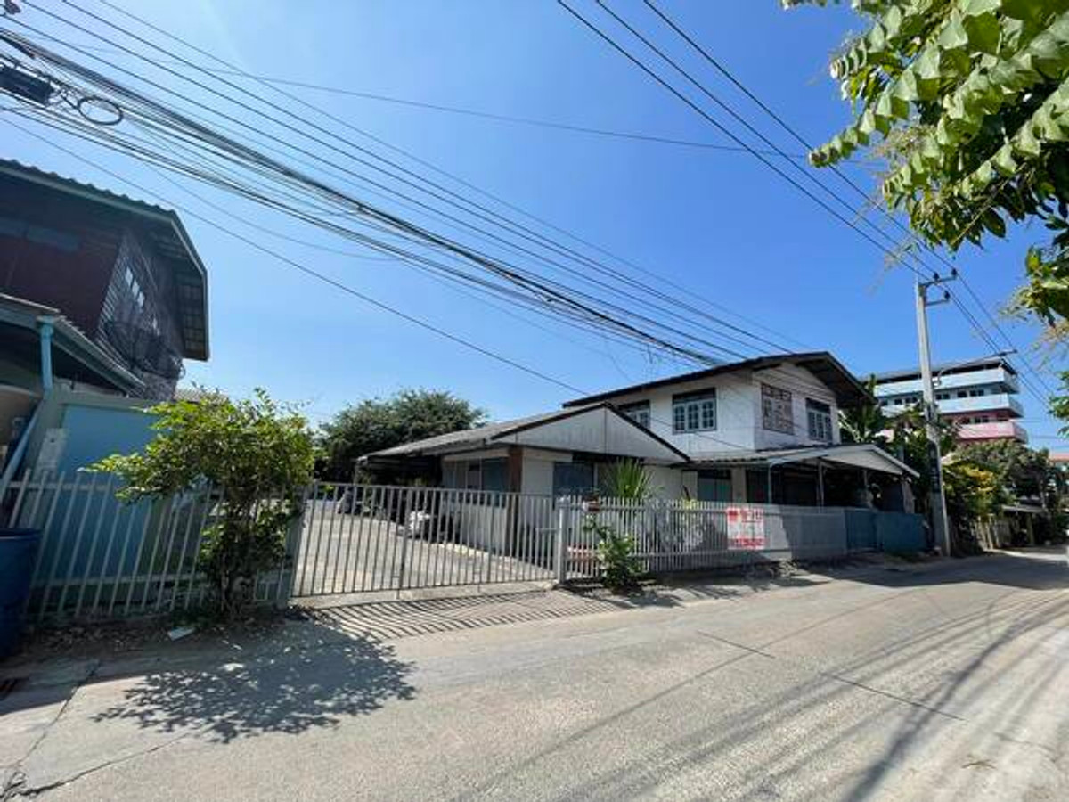 ขายบ้านปทุมธานี รังสิต ธรรมศาสตร์ :  ที่ดินแปลงใหญ่ เนื้อที่ 200 ตรว. พร้อมบ้านเดี่ยว พิกัด : ซอยเทพกุญชร 39 ต.คลองหนึ่ง อ.คลองหลวง จ.ปทุมธานี 