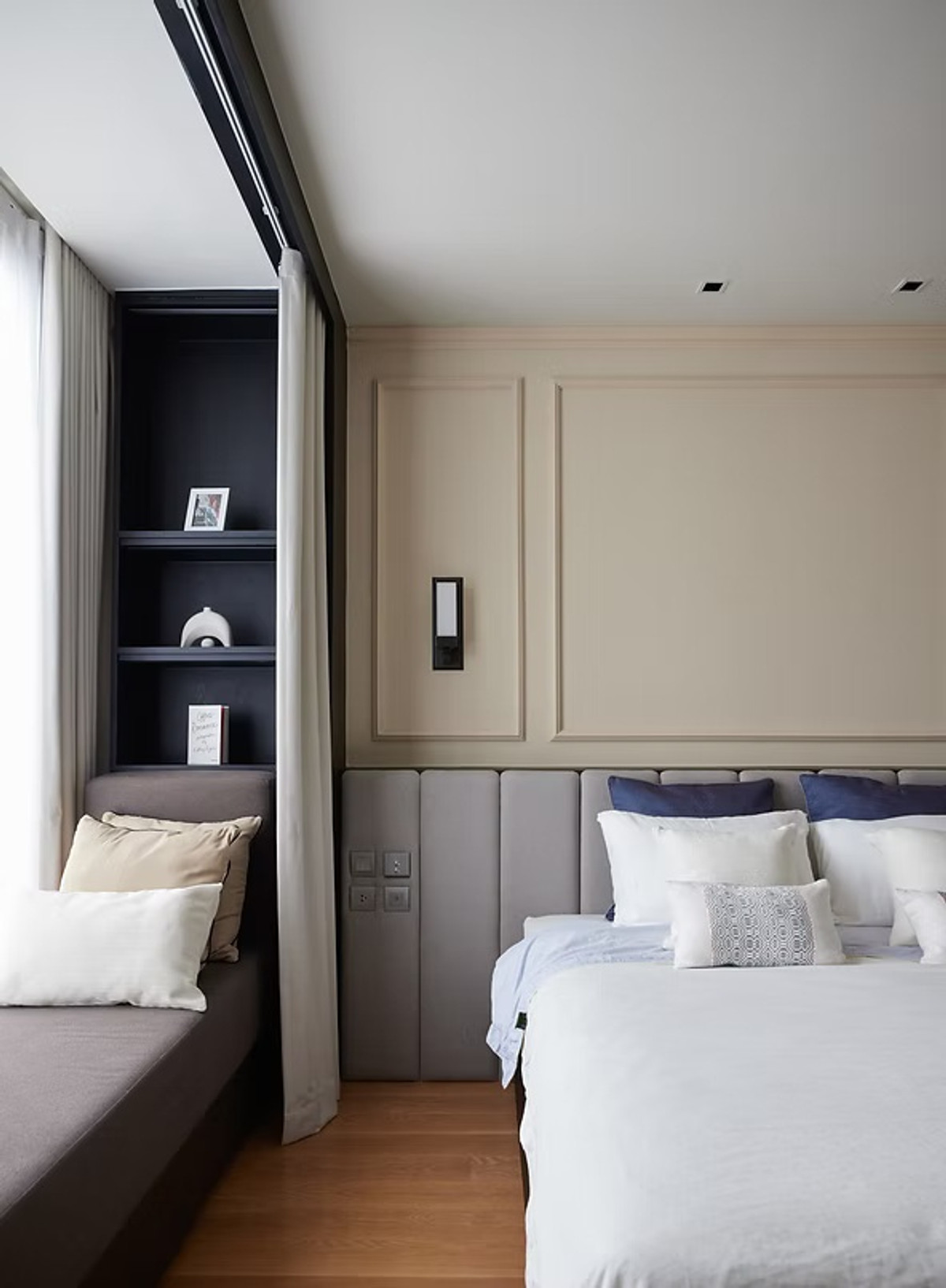 For RentCondoSukhumvit, Asoke, Thonglor : BEATNIQ Sukhumvit 32 High-Floor 2-Bedroom Duplex with Balcony Please call: 062-496-6454