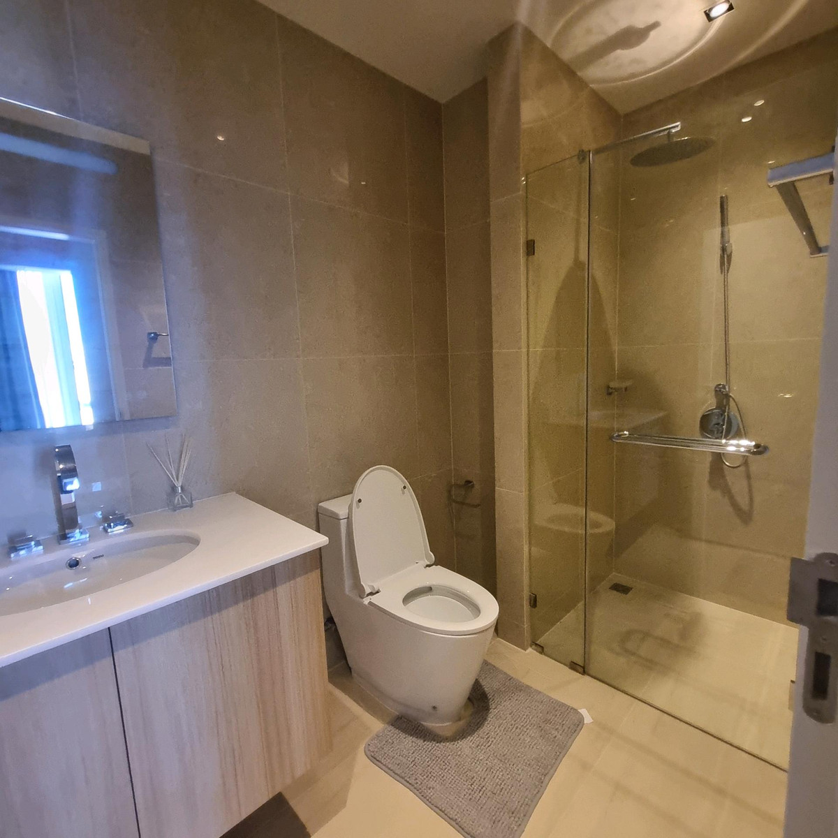 CondoRamkhamhaeng, Hua Mak : Yoo Charoen Resident Town in Town Ramkhamhaeng, along the expressway, 2 bedrooms, beautifully decorated, luxury furniture, famous brand, selling cheap for 6 million, if interested contact us line goodasset