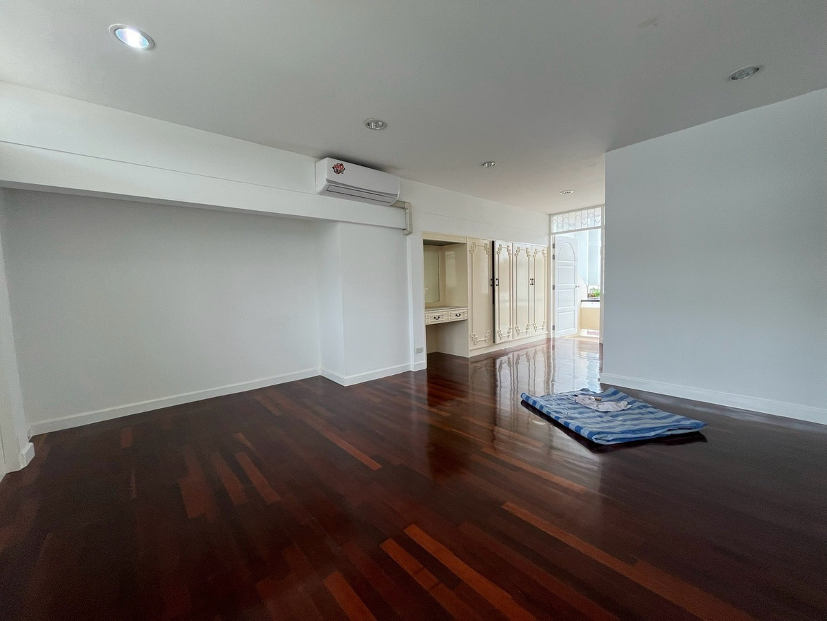 For RentHome OfficePattanakan, Srinakarin : For rent: detached house, home office, Pattanakarn, parking for 10 cars, can be rented for business, offices, offices, and studios.