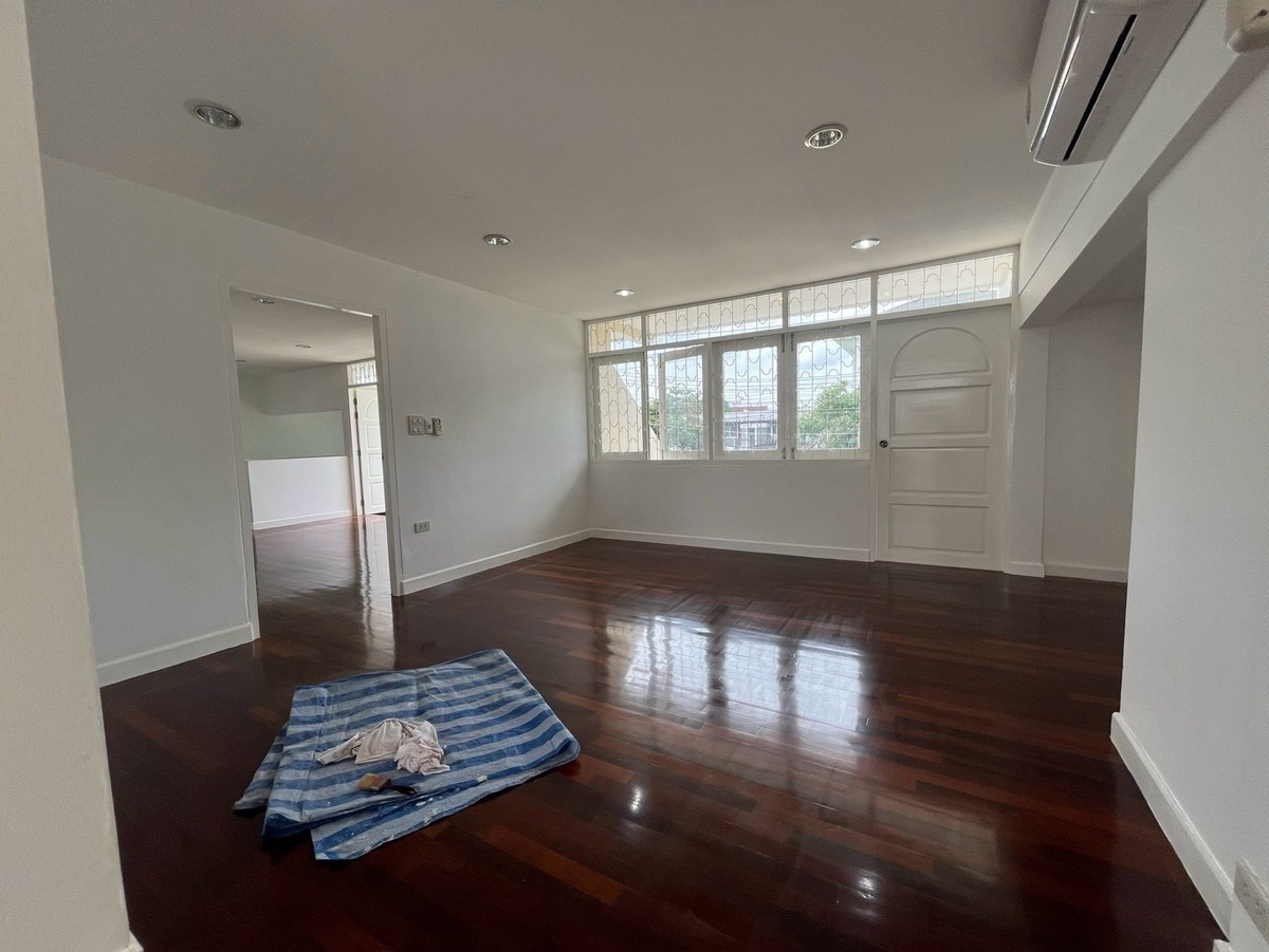 For RentHome OfficePattanakan, Srinakarin : For rent: detached house, home office, Pattanakarn, parking for 10 cars, can be rented for business, offices, offices, and studios.